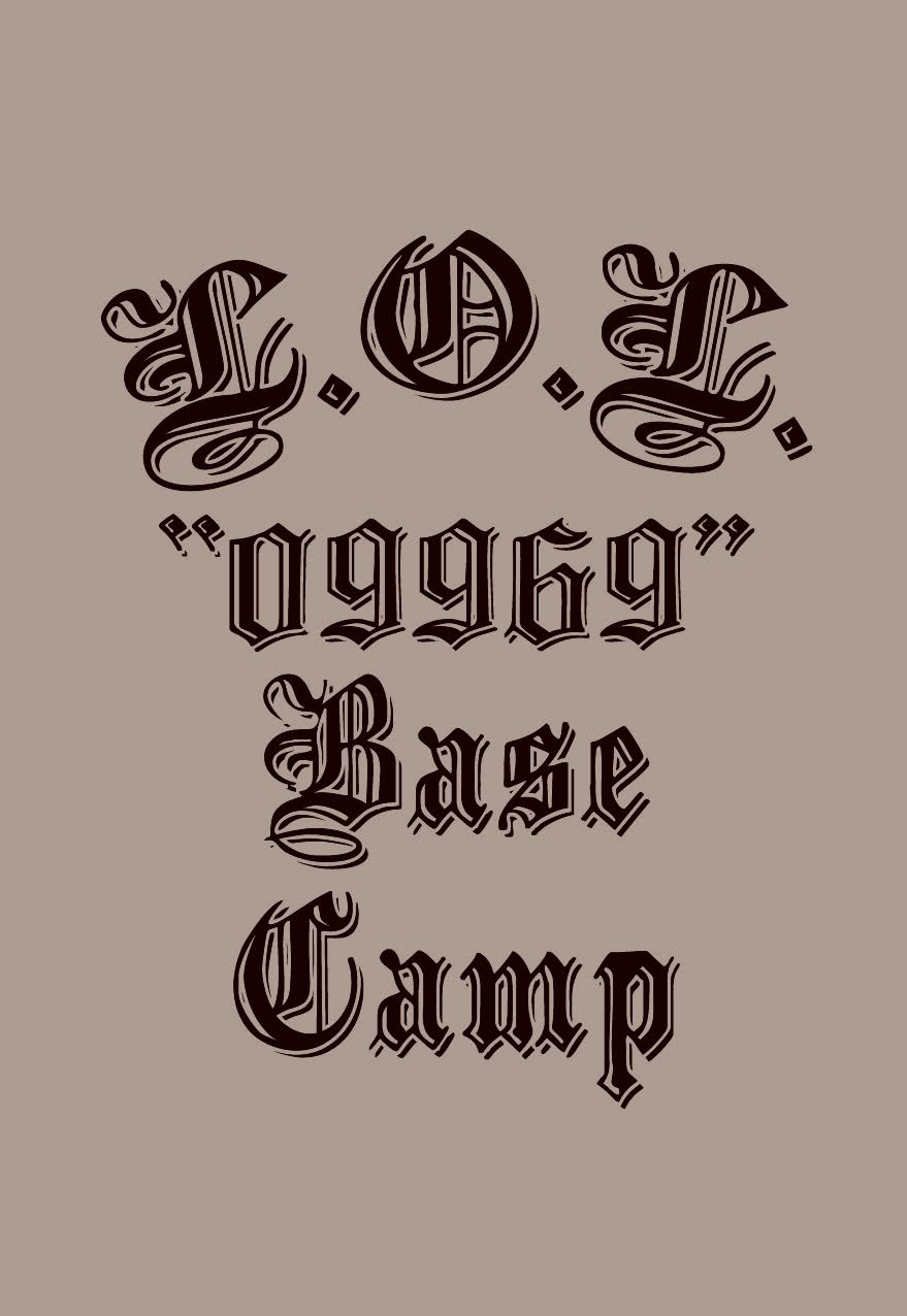 L.O.L.09969BASECAMPのベージュ地に黒ロゴ