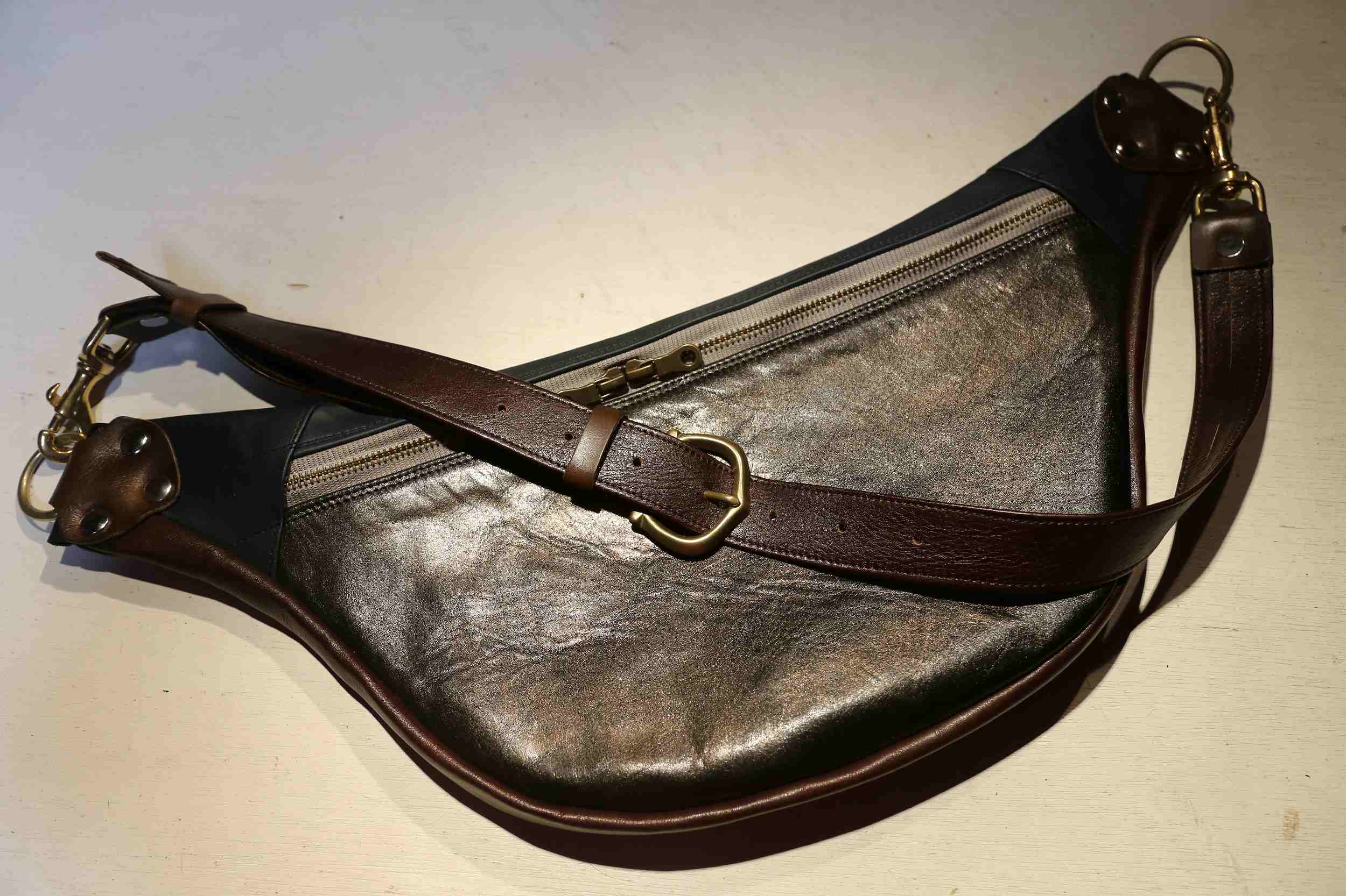 レザーボディバッグ・ブラック&ブラック