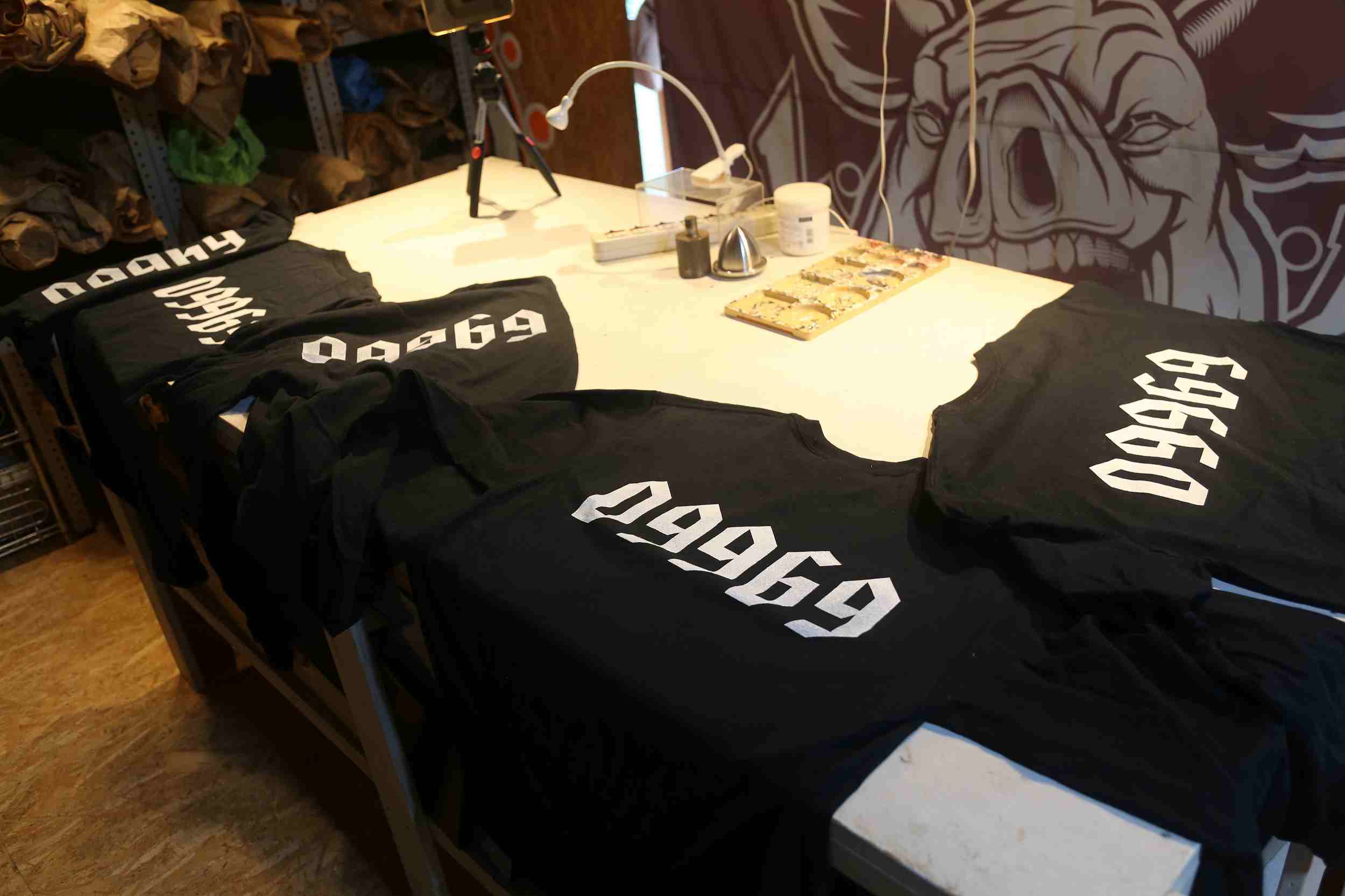 LOL “09969” Base Campロゴ入り・ブラックポケットTシャツ|黒地・左胸に白文字プリントデザイン入りTシャツ画像5