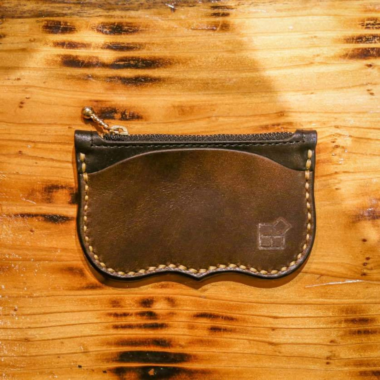 ファスナー式本革小銭入れ|手縫いステッチ仕上げ・ダークブラウン・コンパクトサイズ・牛革製コインケース画像