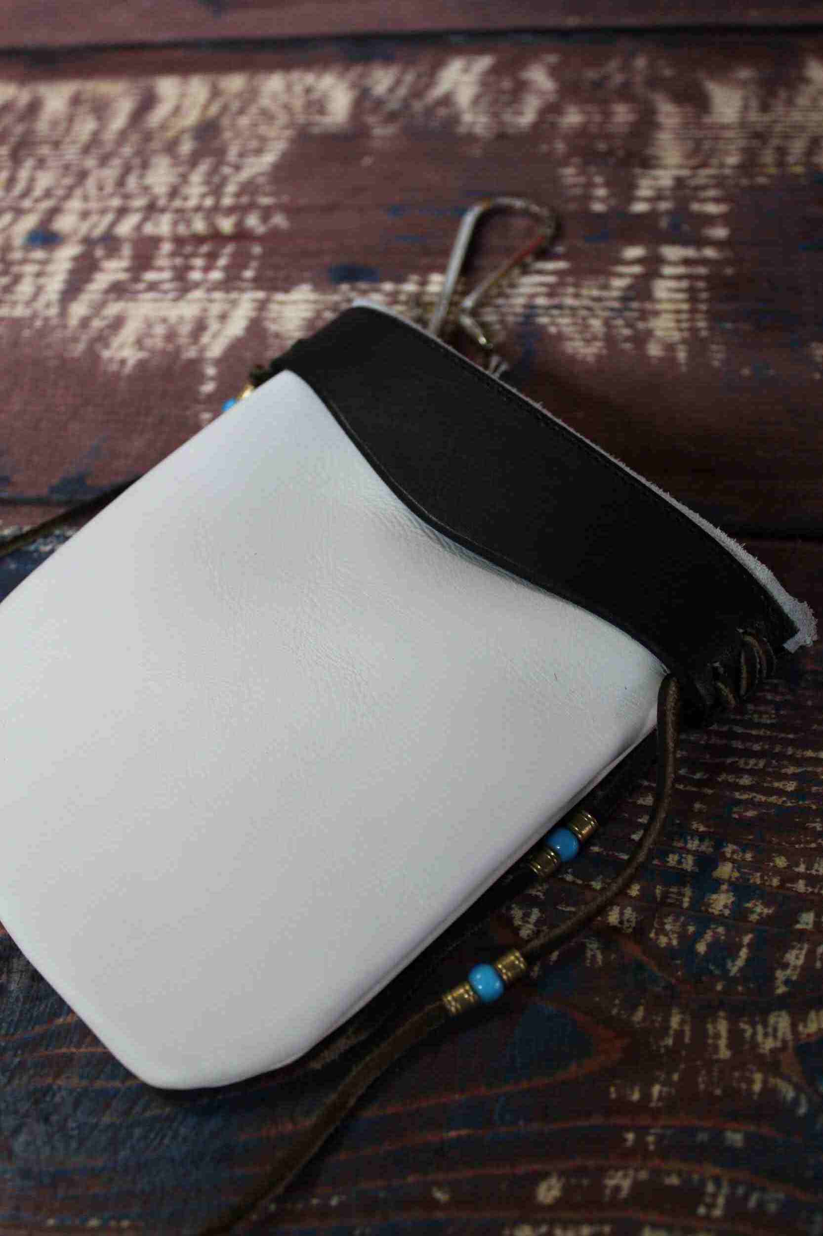 白革×黒フラップのバイカラー巾着型レザー小物入れ|ターコイズビーズ付きストラップ・ハンドクラフト仕様・ネイティブテイストのレザーポーチ画像2