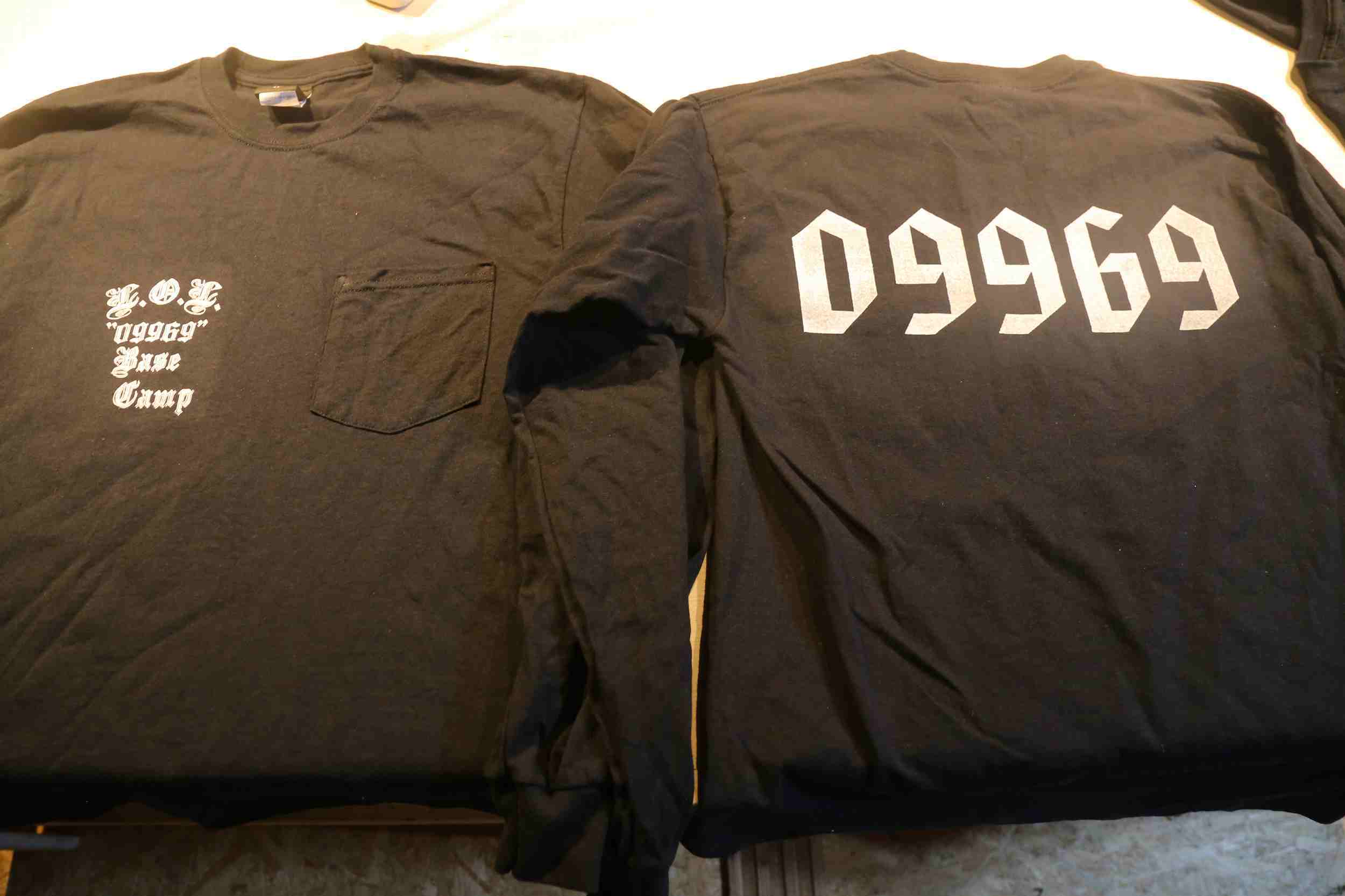 LOL “09969” Base Campロゴ入り・ブラックポケットTシャツ|黒地・左胸に白文字プリントデザイン入りTシャツ画像11