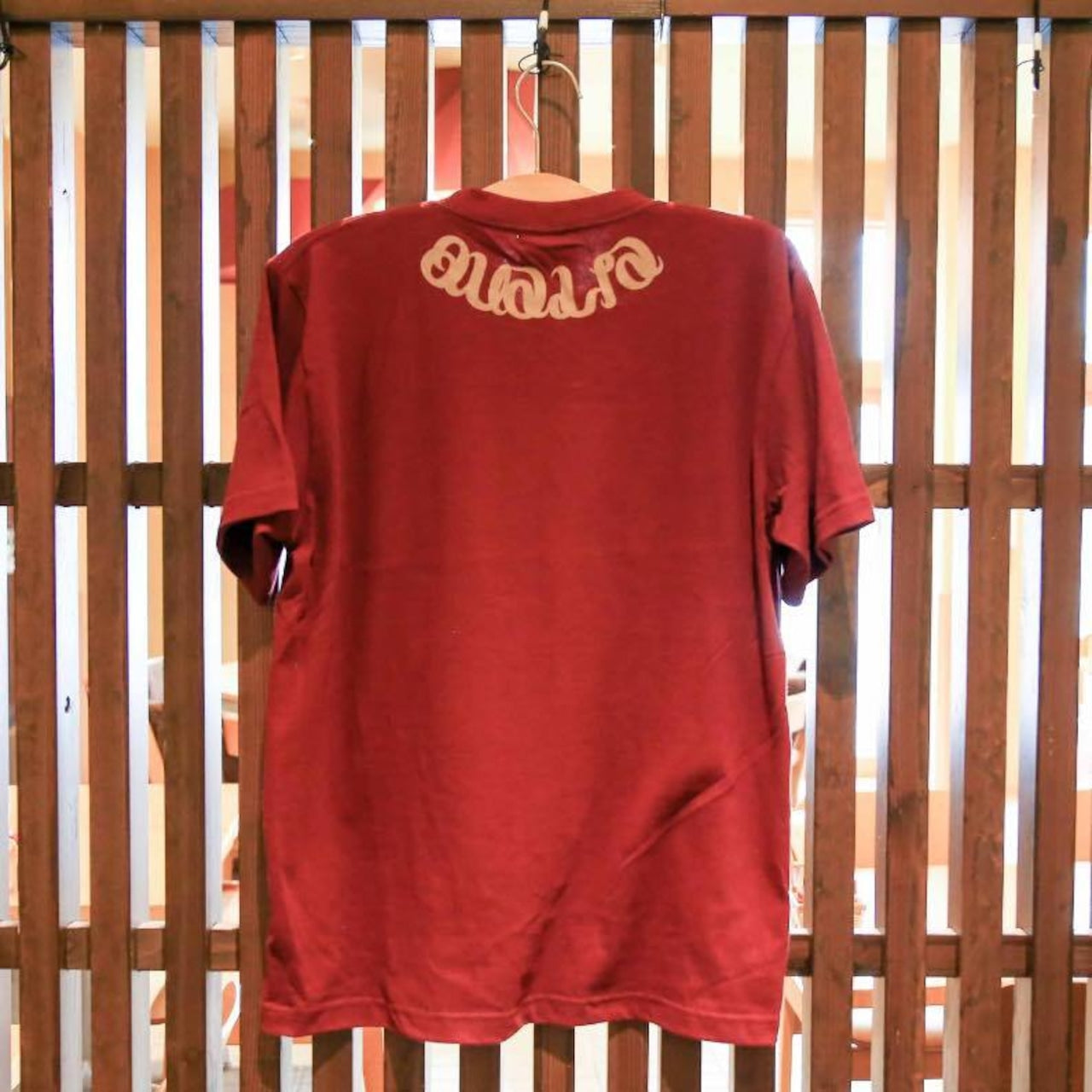 Qualiaロゴをプリントした赤色Tシャツ|プリントTシャツ画像3