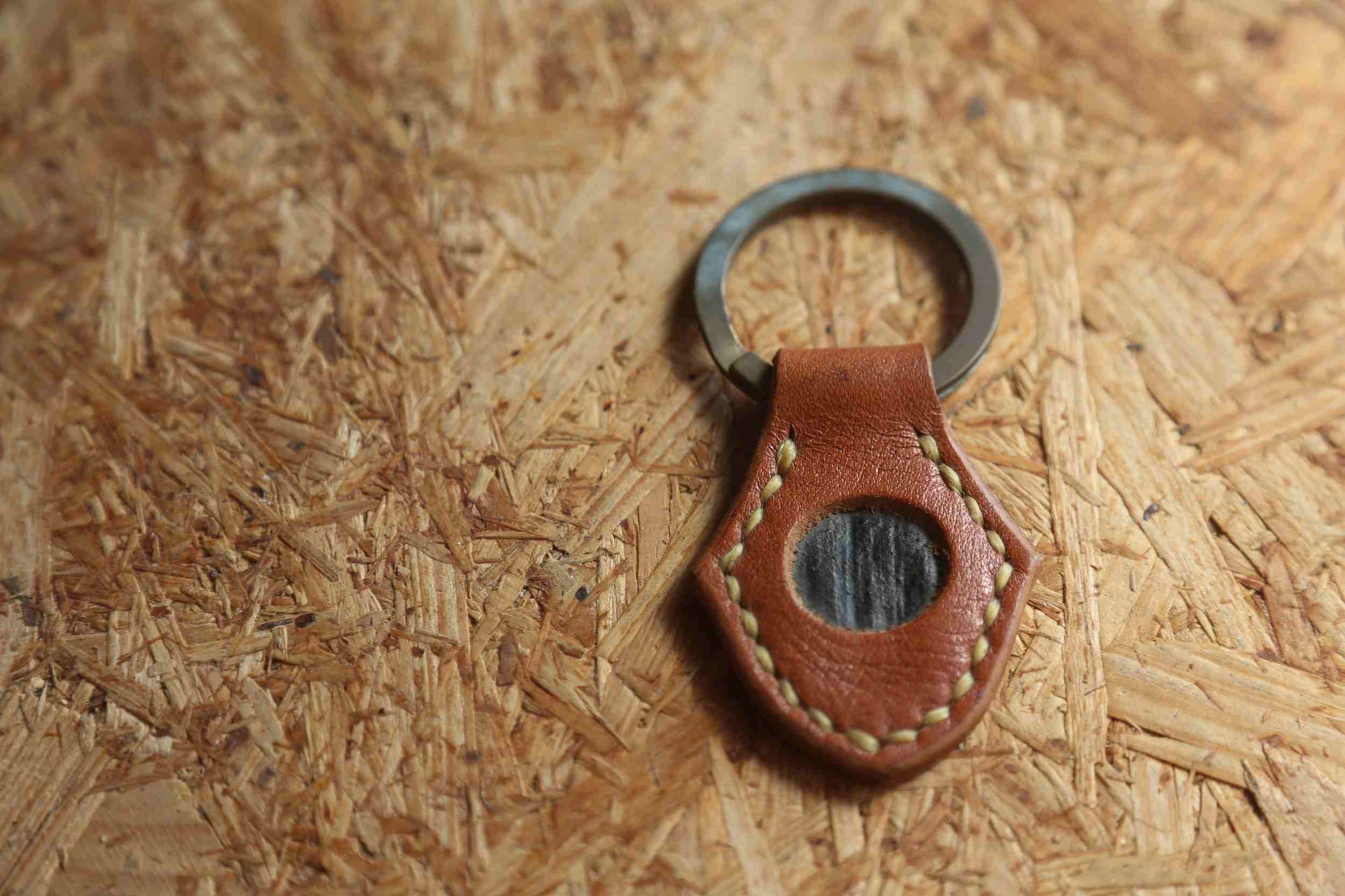 赤革のハンドメイドキーホルダー|真鍮製リング付き・ロゴ入り本革アクセサリー画像5