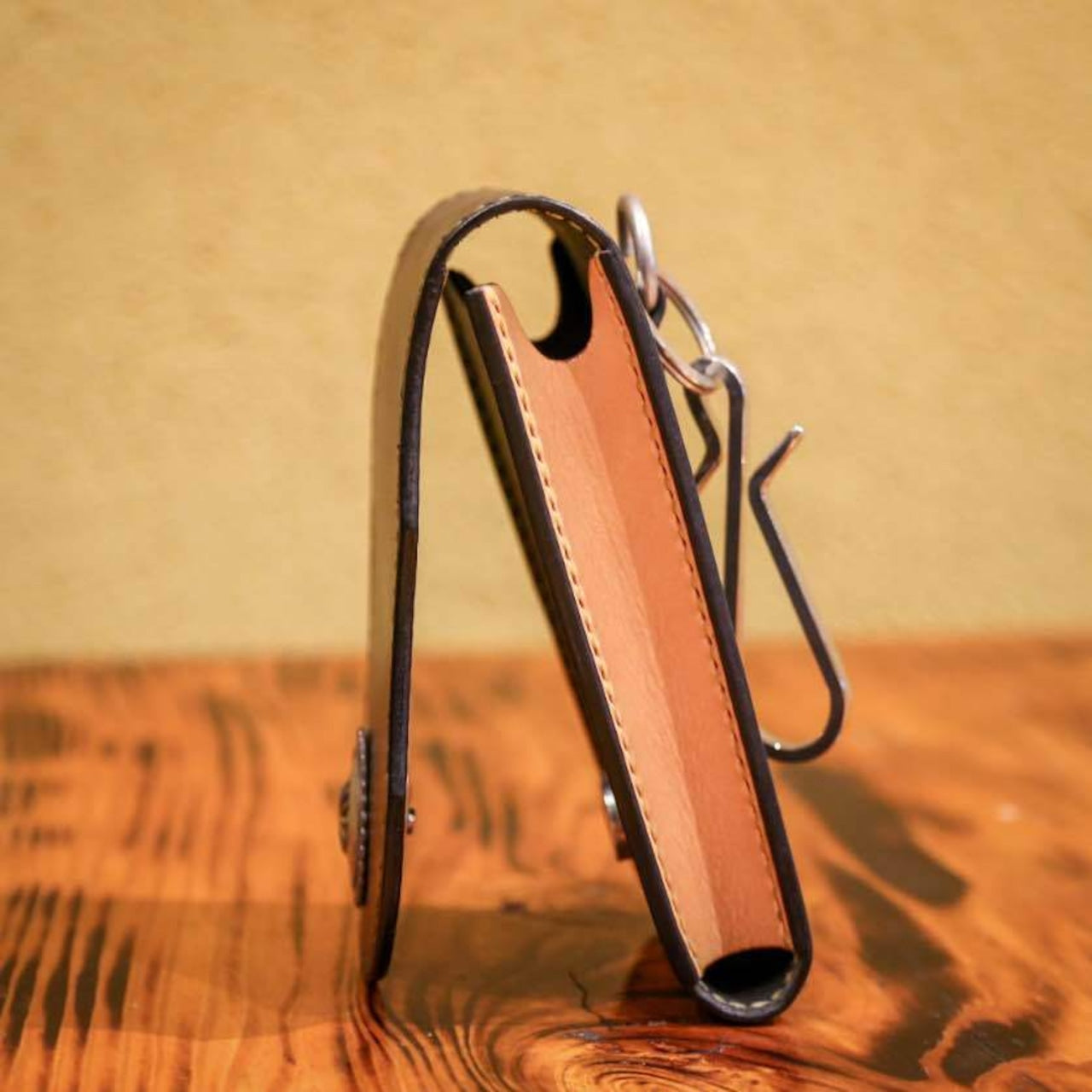 本革ケース |ナチュラルレザーとブラックレザーのコンビ・収納スペース付き・手縫い仕上げのレザーケース画像8