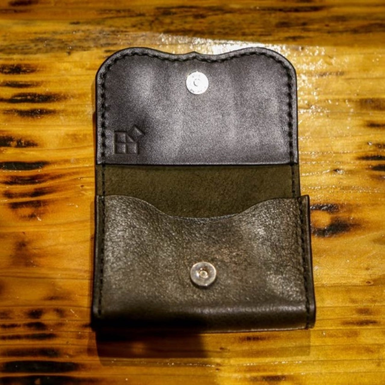 フラップ開閉式レザーコインケース内側|本革製・手縫い・スナップボタン・コンパクト財布・小銭収納画像3