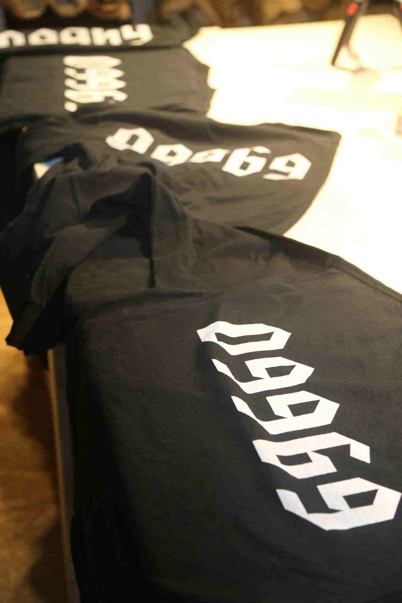 LOL “09969” Base Campロゴ入り・ブラックポケットTシャツ|黒地・左胸に白文字プリントデザイン入りTシャツ画像4