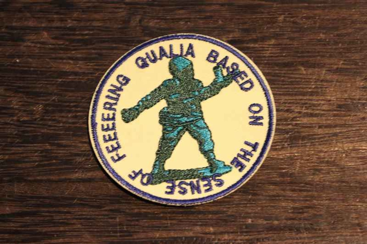 英語メッセージ入りの刺繍ワッペンBASED ON THE SENSE OF FEEEERINGの文字が入った丸型デザインワッペン。