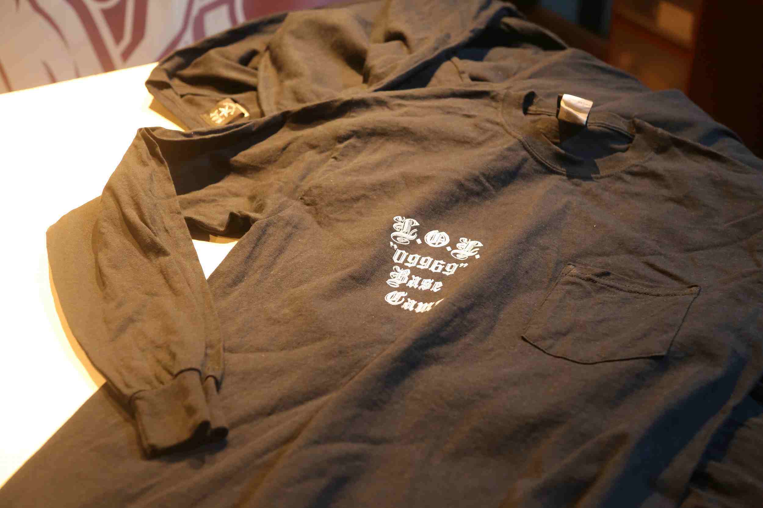 LOL “09969” Base Campロゴ入り・ブラックポケットTシャツ|黒地・左胸に白文字プリントデザイン入りTシャツ画像7
