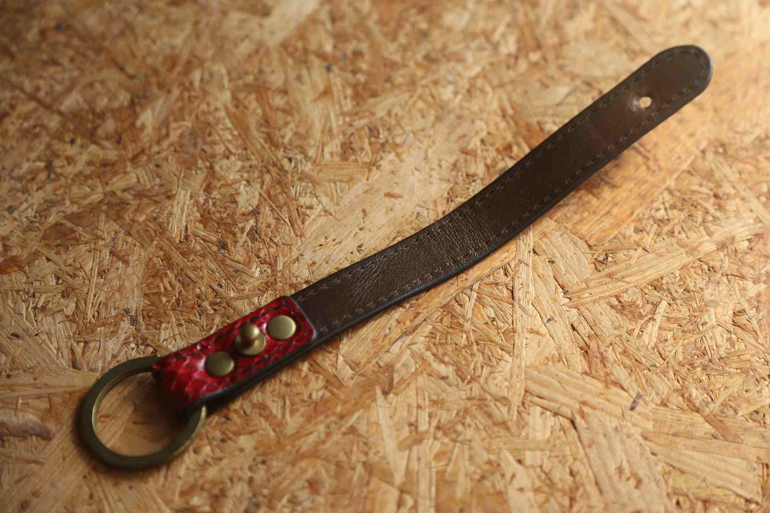 赤いパイソン調本革キーリング|真鍮製リングとリベット付き、レザーキーホルダー画像3