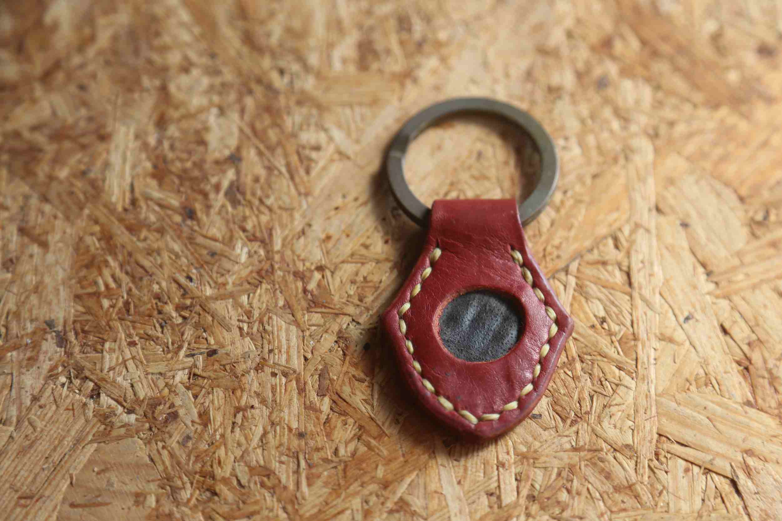 赤革のハンドメイドキーホルダー|真鍮製リング付き・ロゴ入り本革アクセサリー画像3