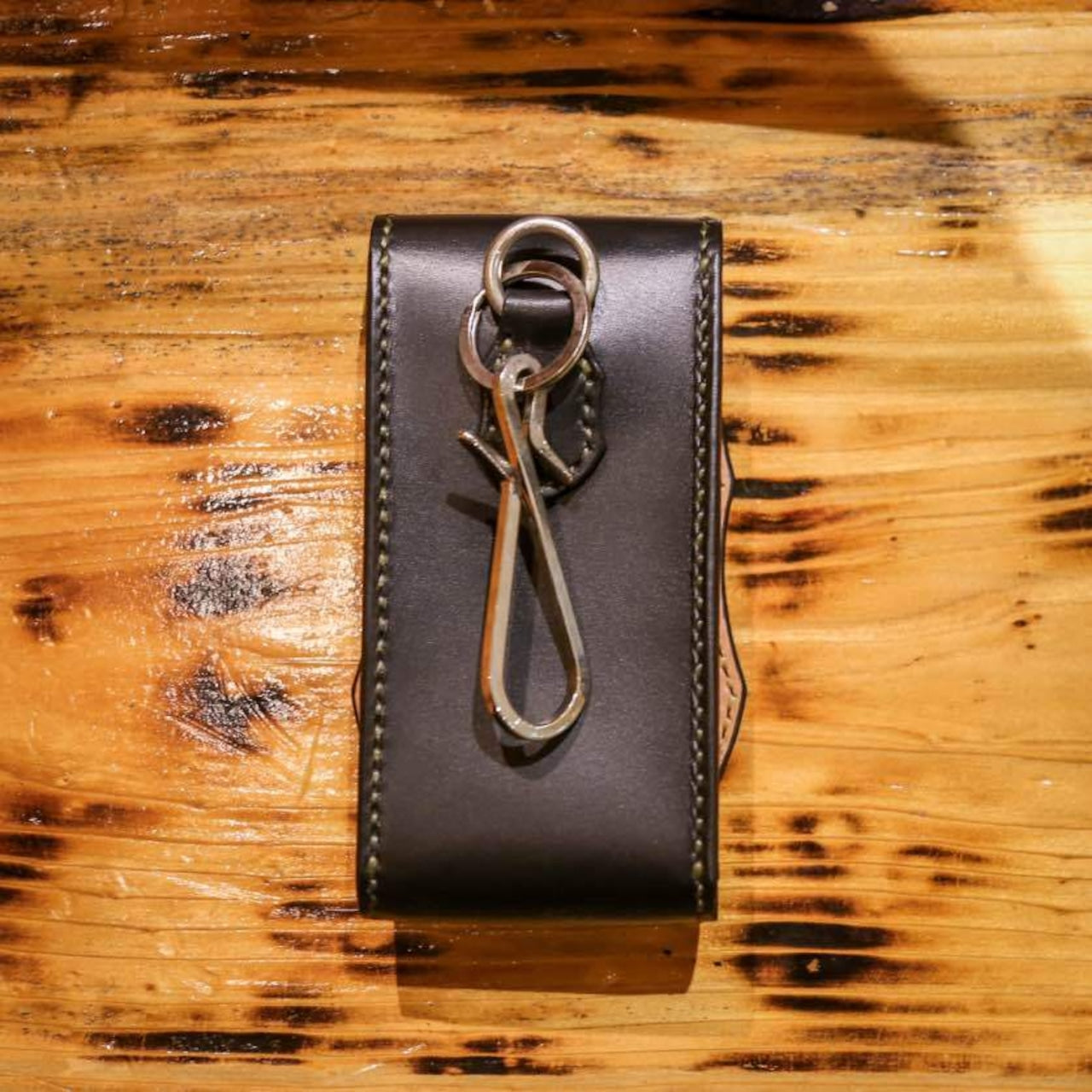 本革ケース |ナチュラルレザーとブラックレザーのコンビ・収納スペース付き・手縫い仕上げのレザーケース