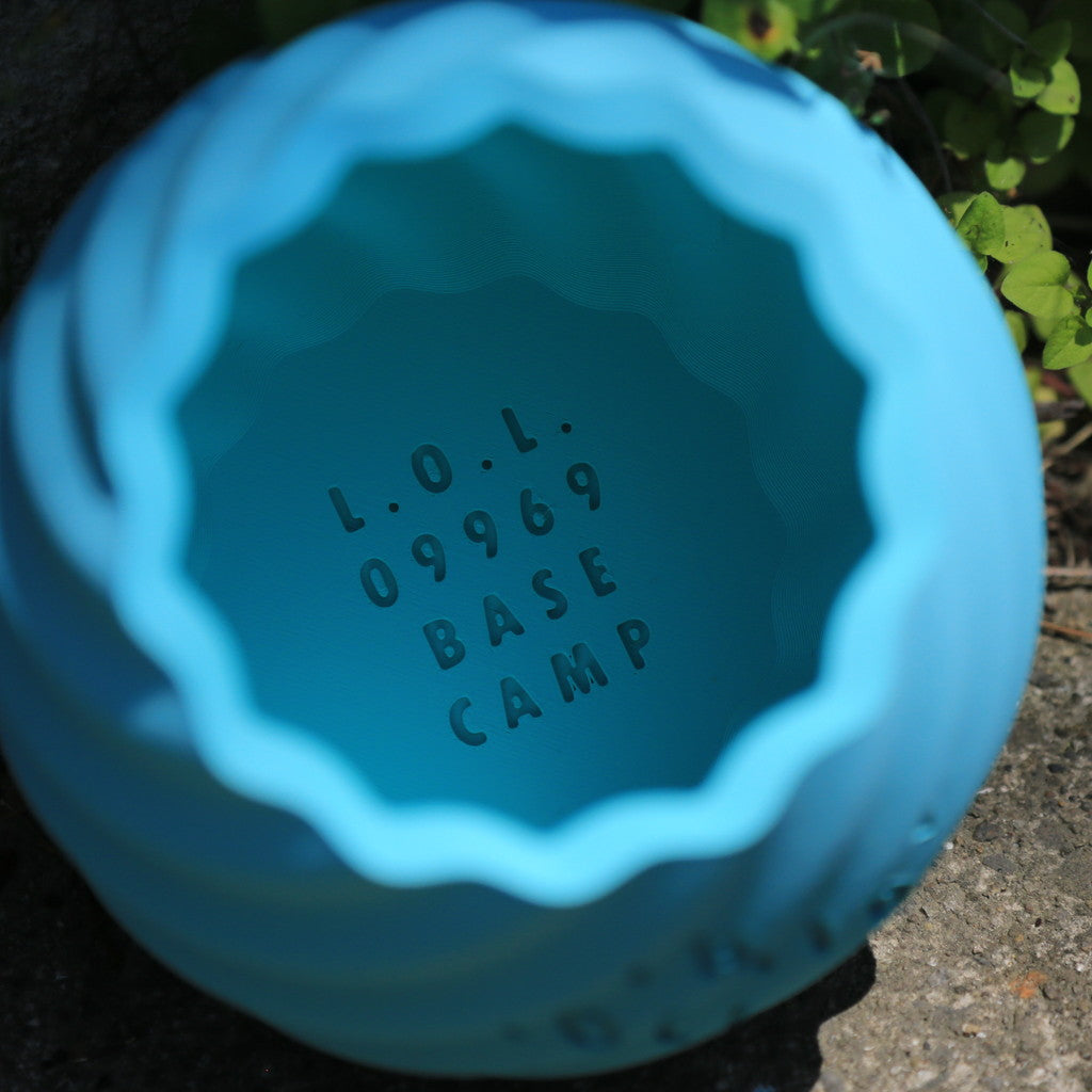 THE KOSHIKI ISLANDの文字が彫られた、水色のマットな質感の多角形カップ。ひねりのある立体形状が特徴で、09969。jpによる甑島オリジナルグッズの画像4