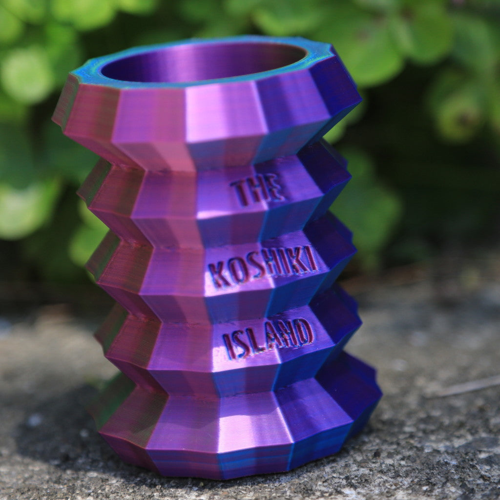 THE KOSHIKI ISLANDの文字が彫られた、光沢のあるグラデーションカラーの多角形カップ。甑島の企業09969.jpが手がけるオリジナルグッズの画像4