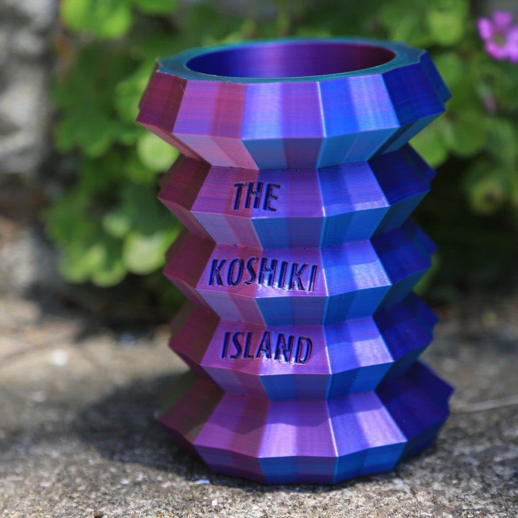 THE KOSHIKI ISLANDの文字が彫られた、光沢のあるグラデーションカラーの多角形カップ。甑島の企業09969.jpが手がけるオリジナルグッズの画像7