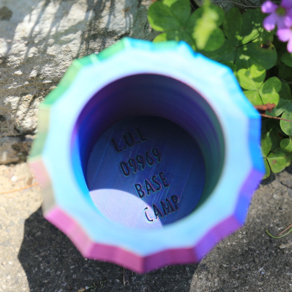 THE KOSHIKI ISLANDの文字が彫られた、光沢のあるグラデーションカラーの多角形カップ。甑島の企業09969.jpが手がけるオリジナルグッズ、上からの画像3