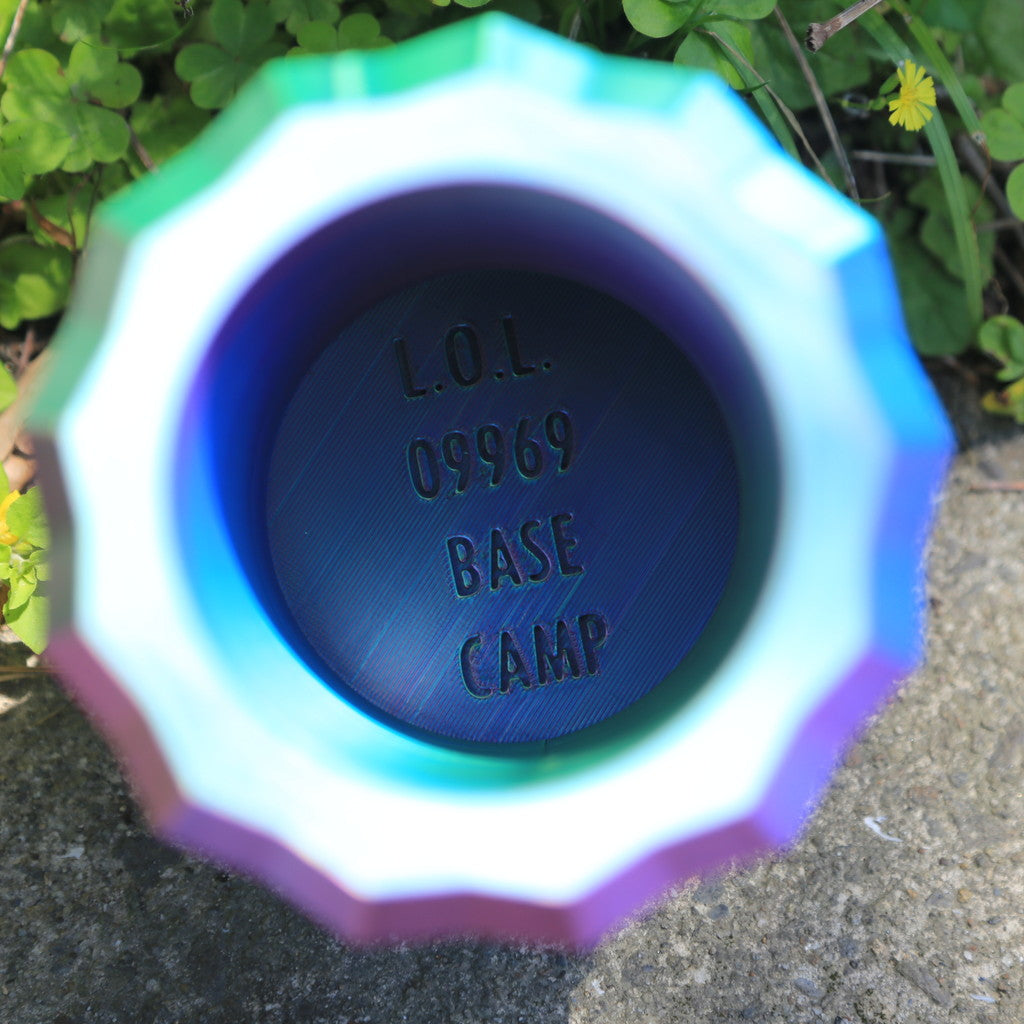 THE KOSHIKI ISLANDの文字が彫られた、光沢のあるグラデーションカラーの多角形カップ。甑島の企業09969.jpが手がけるオリジナルグッズ、上からの画像2