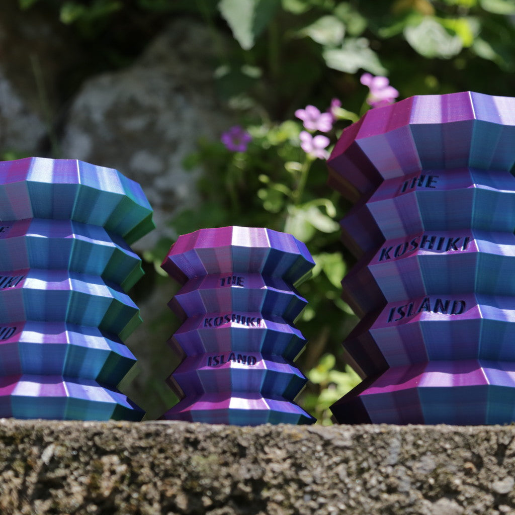 THE KOSHIKI ISLANDの文字が彫られた、光沢のあるグラデーションカラーの多角形カップ。甑島の企業09969.jpが手がけるオリジナルグッズの画像8