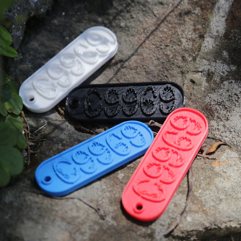 09969のロゴが立体的に彫られた楕円型キーホルダー。シンプルでコンパクトなデザインが特徴の、甑島オリジナルグッズの画像4