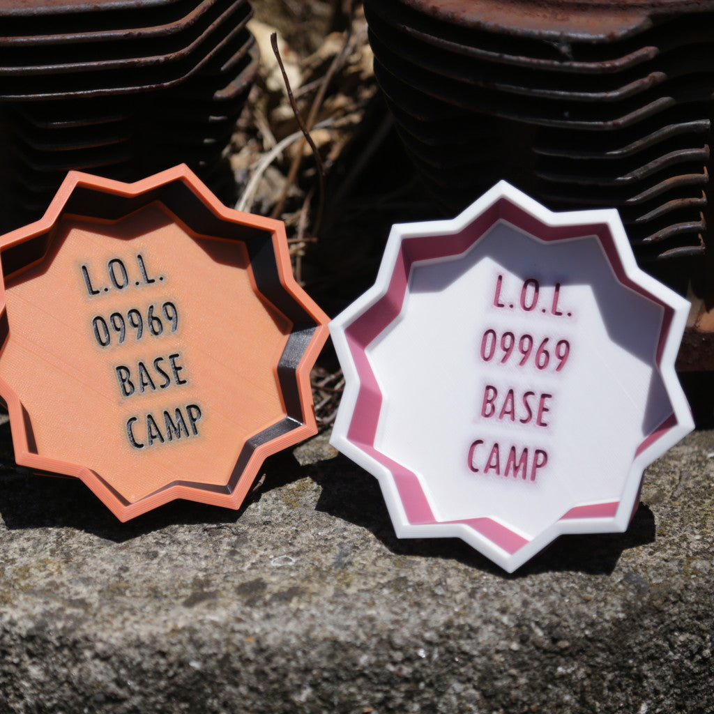「L.O.L 09969 BASE CAMP」の文字が入った八角形のプレートキーホルダー。ホワイトとテラコッタカラーの2色展開で、甑島の観光拠点・09969ベースキャンプのオリジナルグッズの画像3
