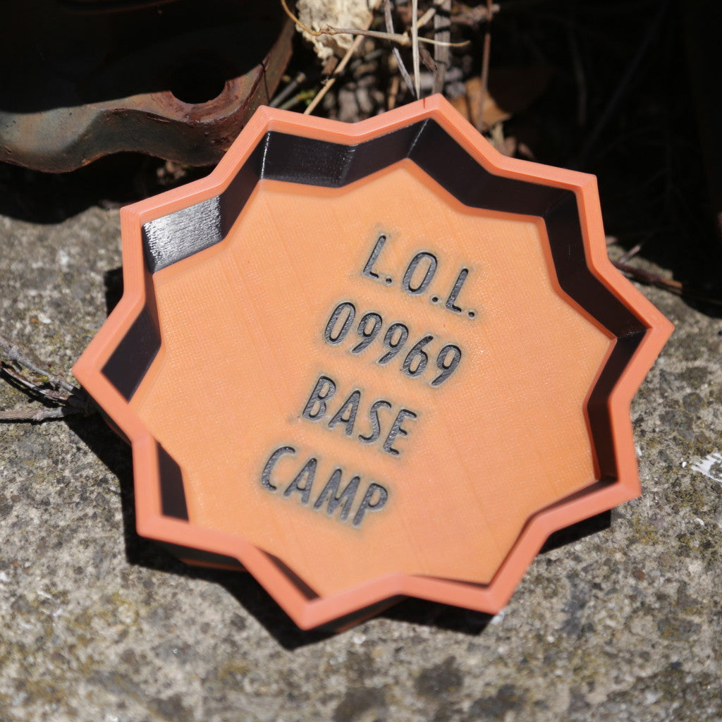 「L.O.L 09969 BASE CAMP」の文字が入った八角形のプレートキーホルダー。ホワイトとテラコッタカラーの2色展開で、甑島の観光拠点・09969ベースキャンプのオリジナルグッズの画像4