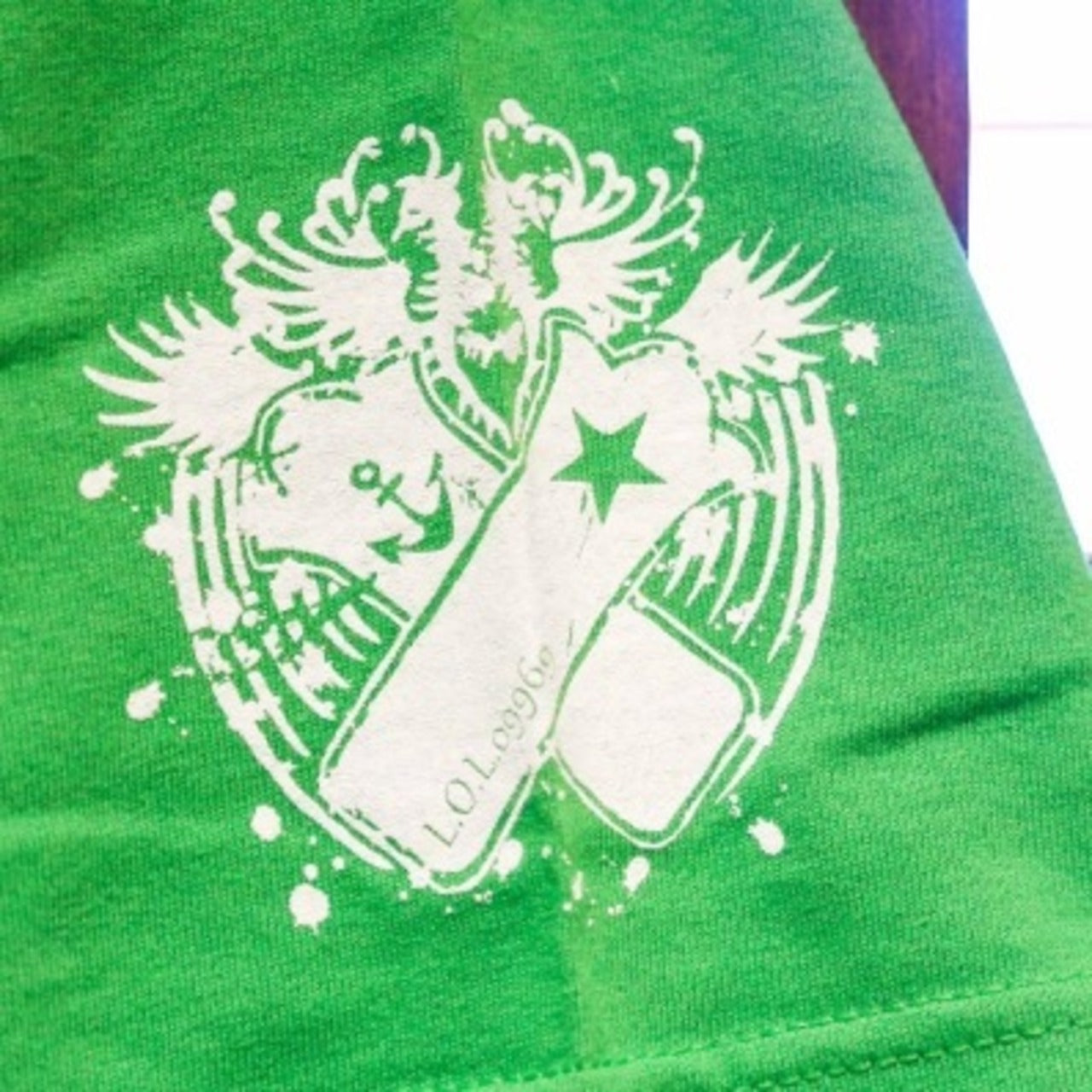 Laughing Cube Inc.デザインのグリーンTシャツ|ビッグプリントの豚ロゴと「09969」ナンバー入りストリート系Tシャツ画像3