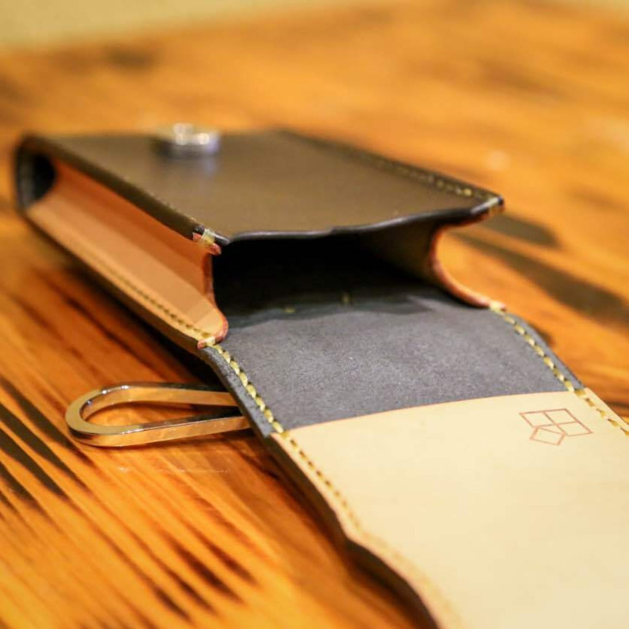 本革ケース |ナチュラルレザーとブラックレザーのコンビ・収納スペース付き・手縫い仕上げのレザーケース画像11