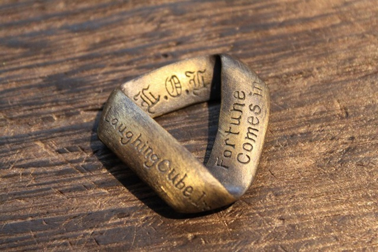 Laughing Cube Incの刻印と「fortune comes in」の英語メッセージが入った、アンティーク調の真鍮風リング。重厚感のあるデザインのL.O.L.オリジナルアクセサリー画像2