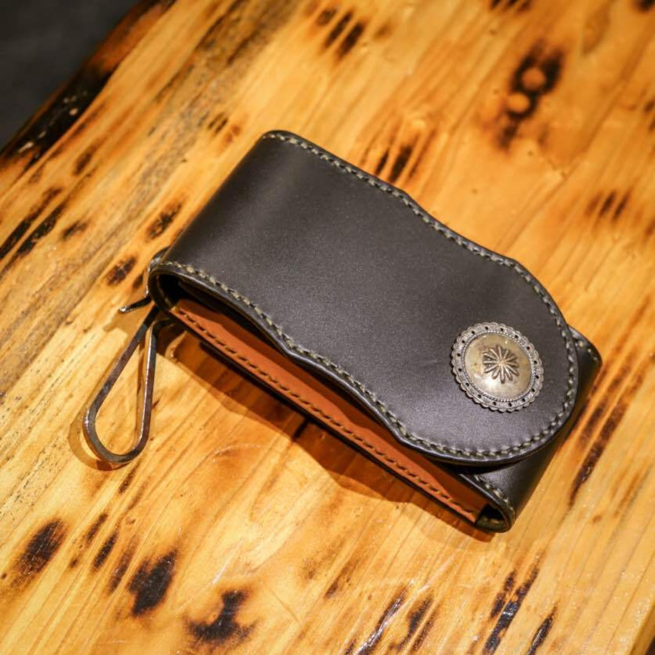 本革ケース |ナチュラルレザーとブラックレザーのコンビ・収納スペース付き・手縫い仕上げのレザーケース画像2