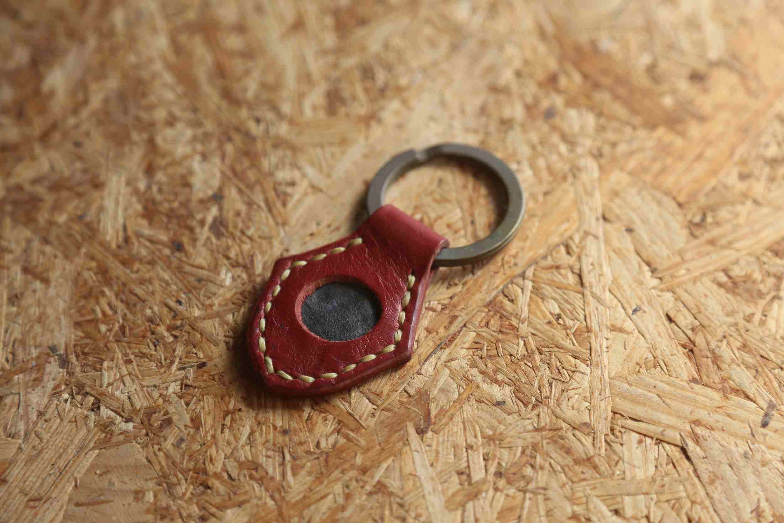赤革のハンドメイドキーホルダー|真鍮製リング付き・ロゴ入り本革アクセサリー画像2