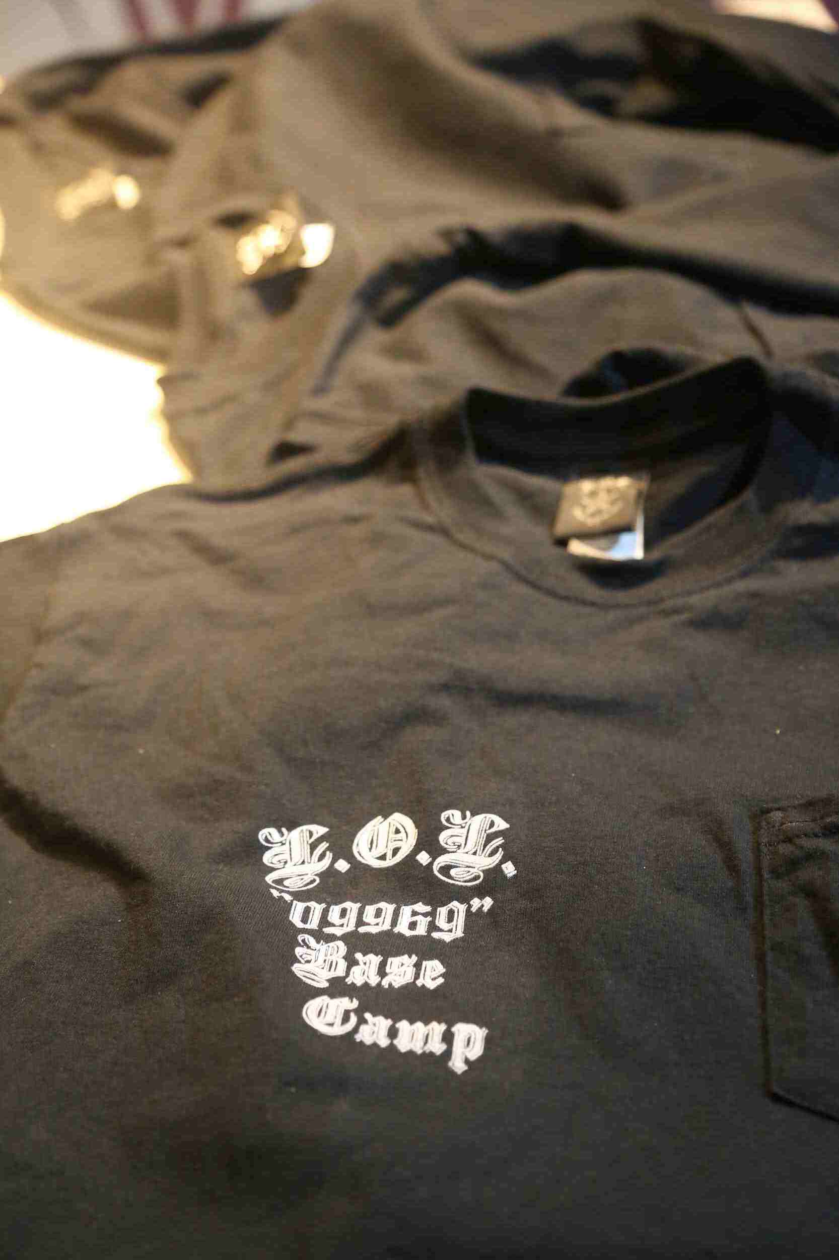 LOL “09969” Base Campロゴ入り・ブラックポケットTシャツ|黒地・左胸に白文字プリントデザイン入りTシャツ画像3