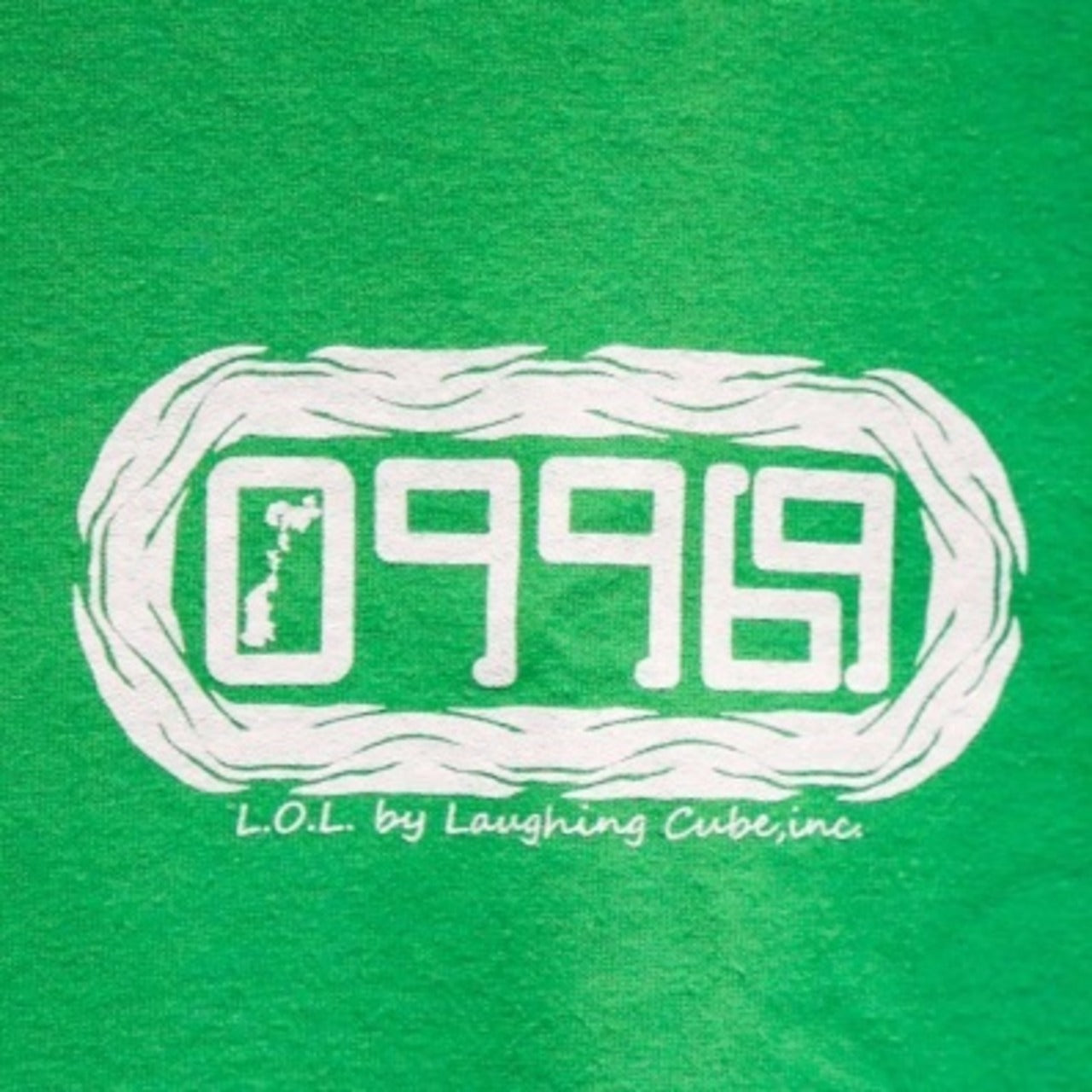 Laughing Cube Inc.デザインのグリーンTシャツ|ビッグプリントの豚ロゴと「09969」ナンバー入りストリート系Tシャツ画像2