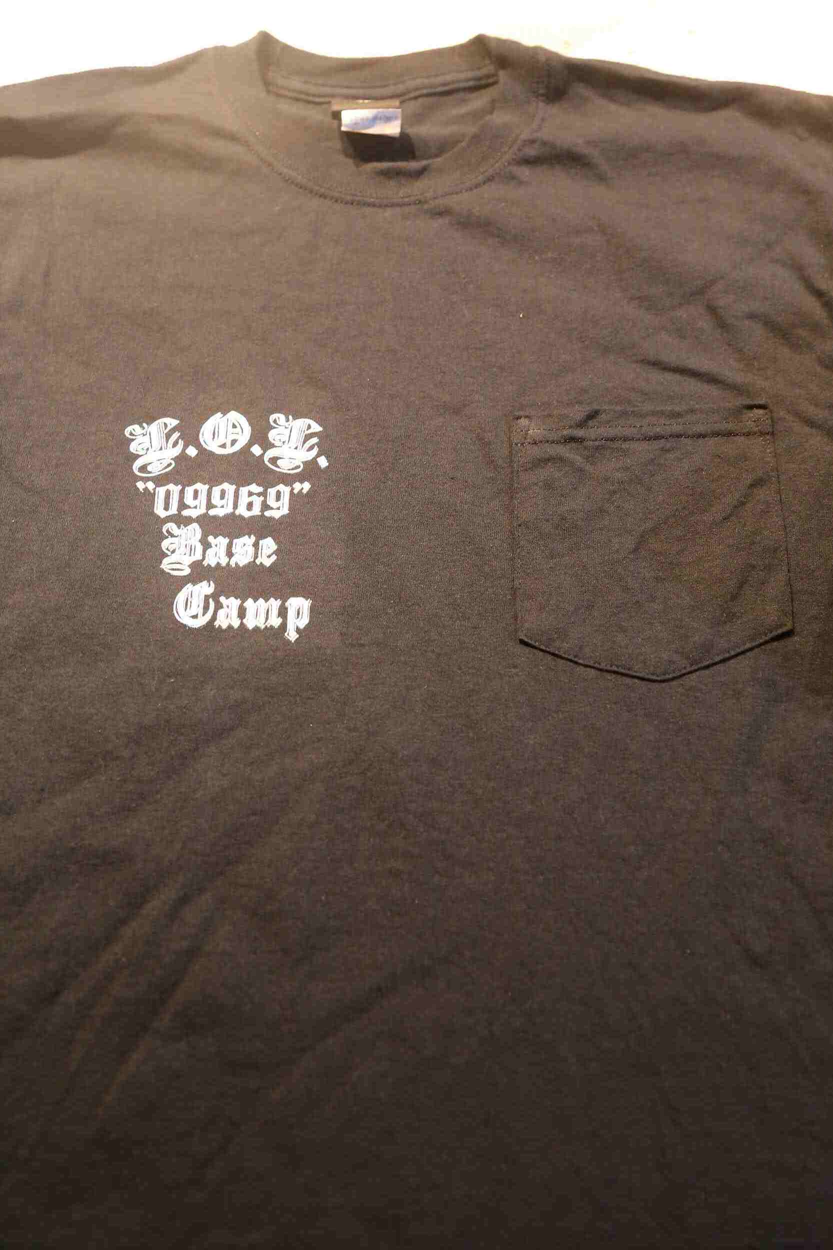 LOL “09969” Base Campロゴ入り・ブラックポケットTシャツ|黒地・左胸に白文字プリントデザイン入りTシャツ画像10