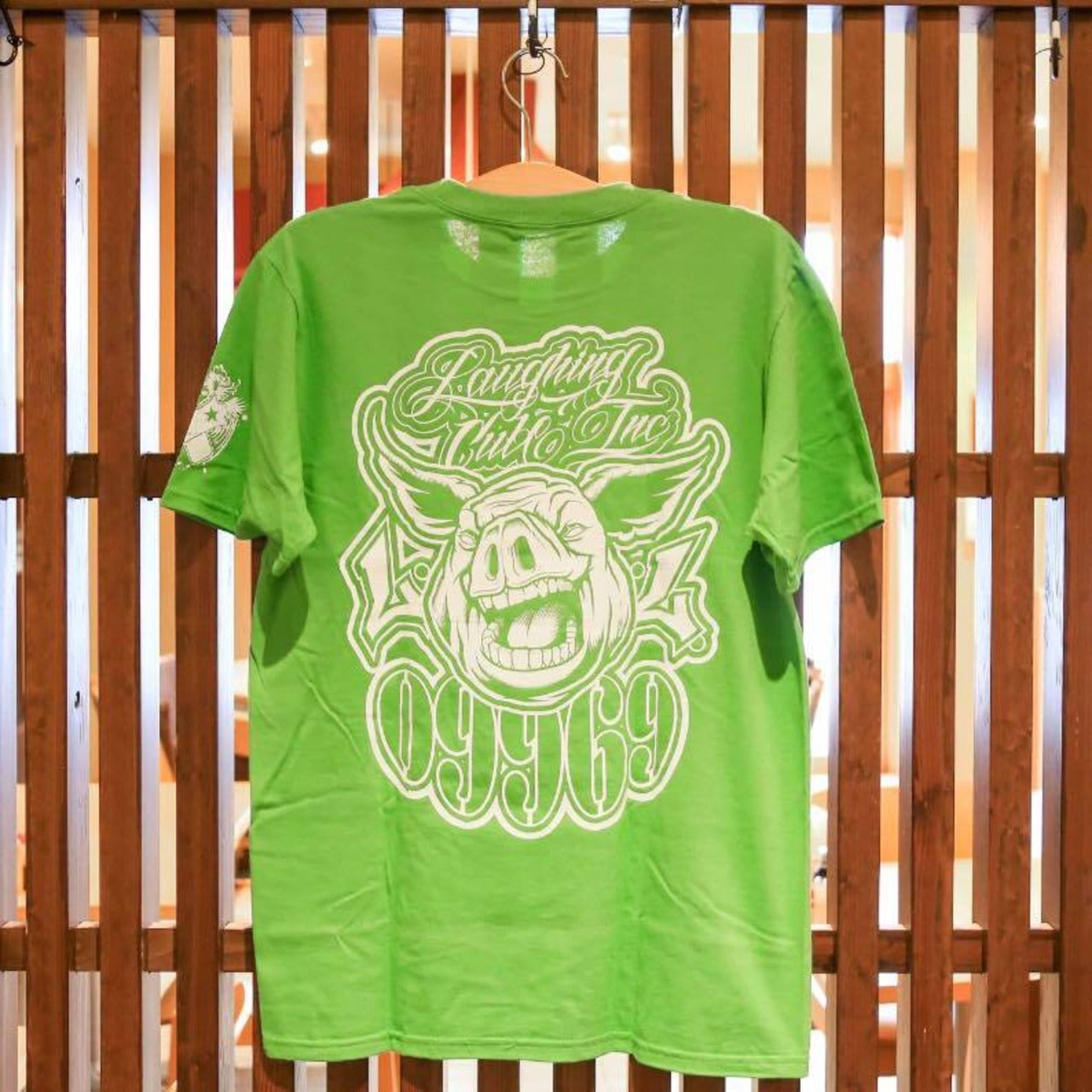 Laughing Cube Inc.デザインのグリーンTシャツ|ビッグプリントの豚ロゴと「09969」ナンバー入りストリート系Tシャツ