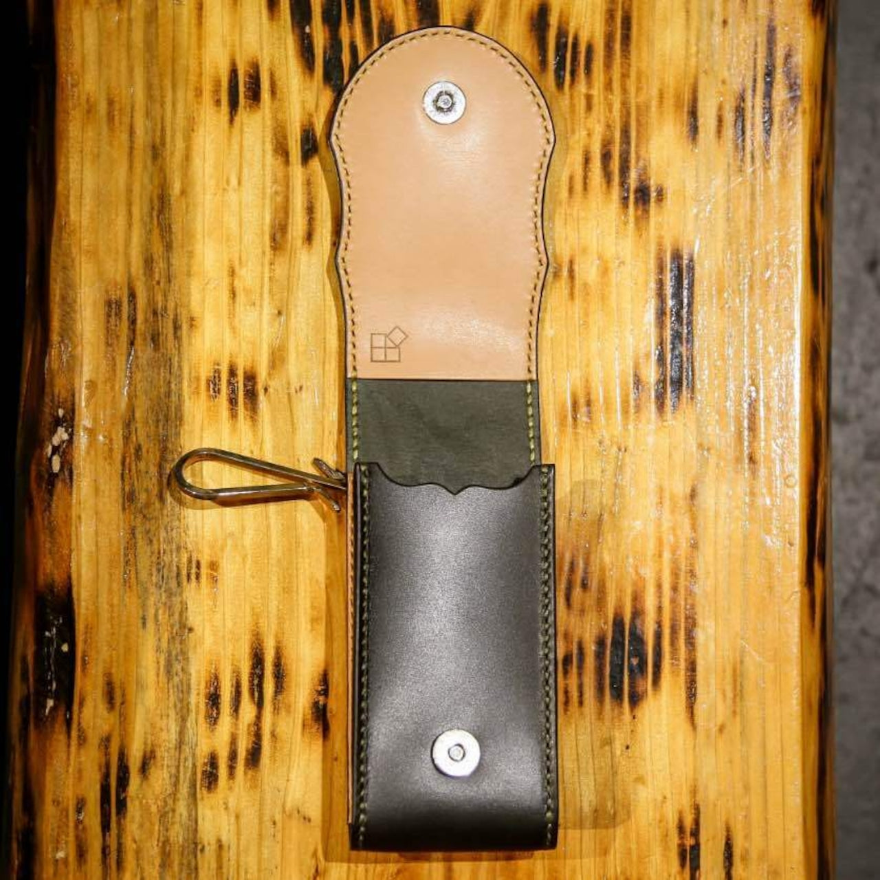 本革ケース |ナチュラルレザーとブラックレザーのコンビ・収納スペース付き・手縫い仕上げのレザーケース画像4