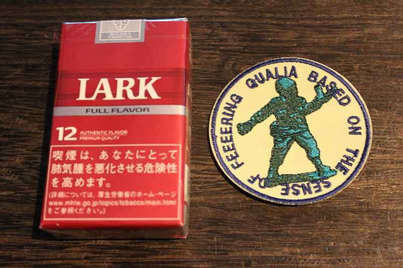 英語メッセージ入りの刺繍ワッペンBASED ON THE SENSE OF FEEEERINGの文字が入った丸型デザインワッペン画像2