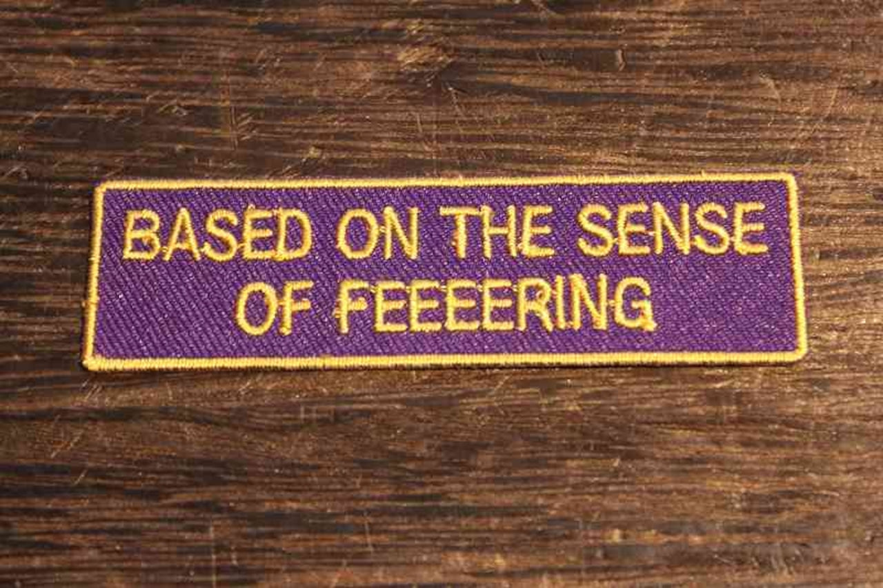 紫地に黄色い英字で『BASED ON THE SENSE OF FEEEERING』と刺繍された長方形ワッペン。英語メッセージ入り刺繍パッチ画像2