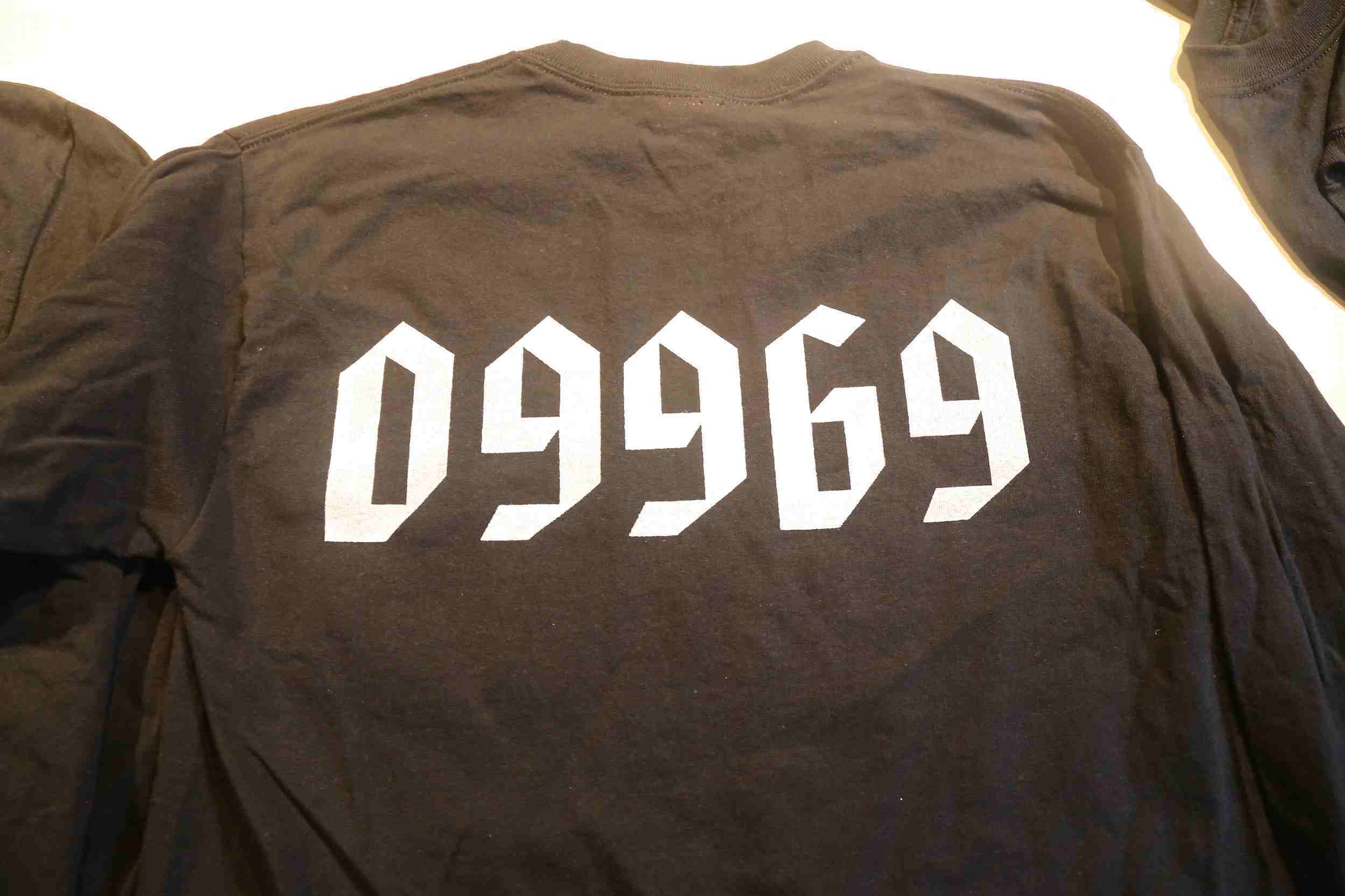 LOL “09969” Base Campロゴ入り・ブラックポケットTシャツ|黒地・左胸に白文字プリントデザイン入りTシャツ画像2
