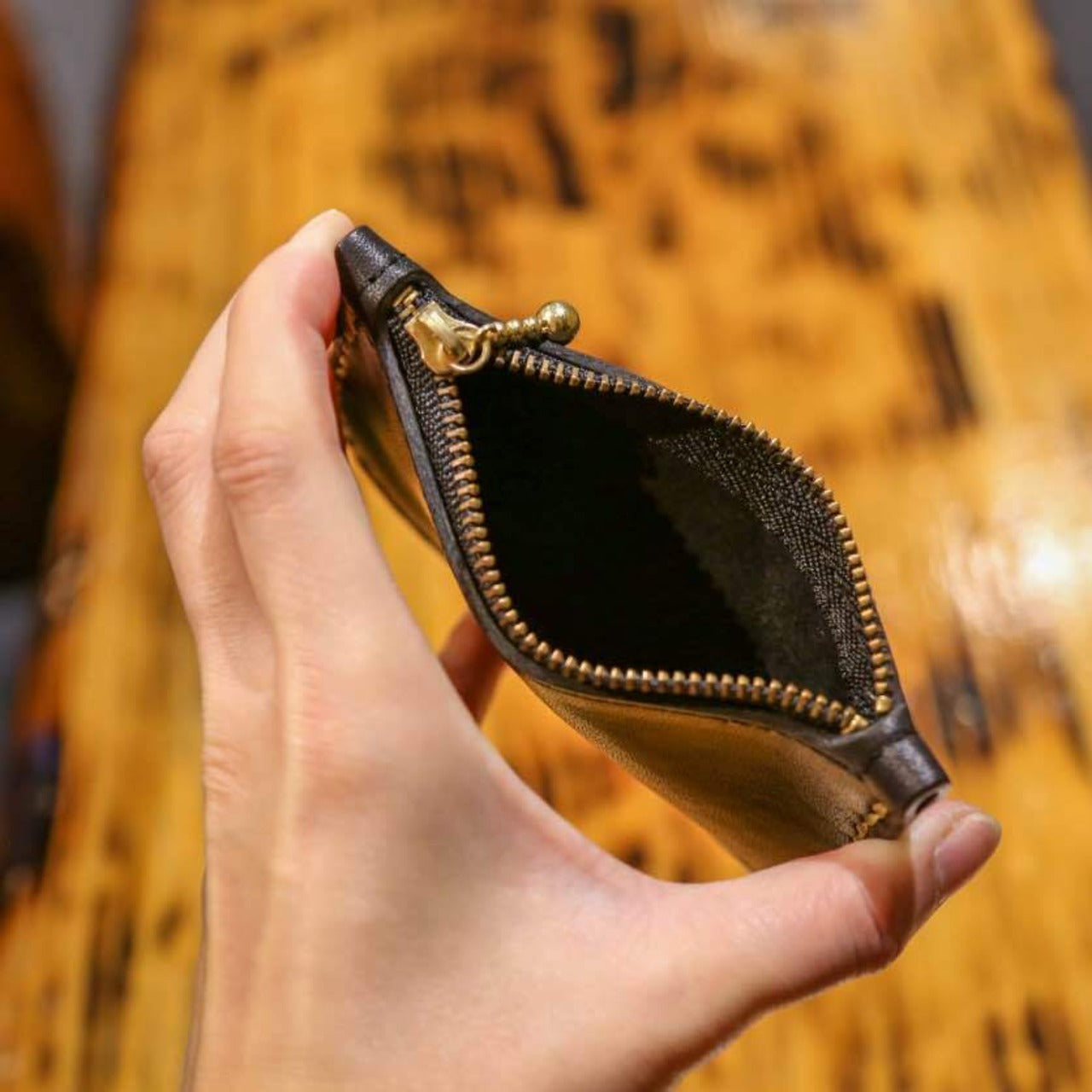 ファスナー式本革小銭入れ|手縫いステッチ仕上げ・ダークブラウン・コンパクトサイズ・牛革製コインケース画像6