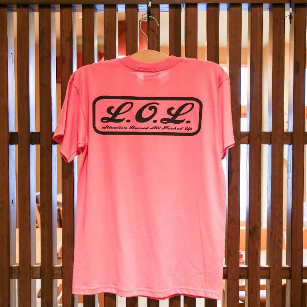 LOLロゴ入りピンクTシャツ|ストリート系ファッション・半袖・ビビッドカラー・カジュアルウェア画像3