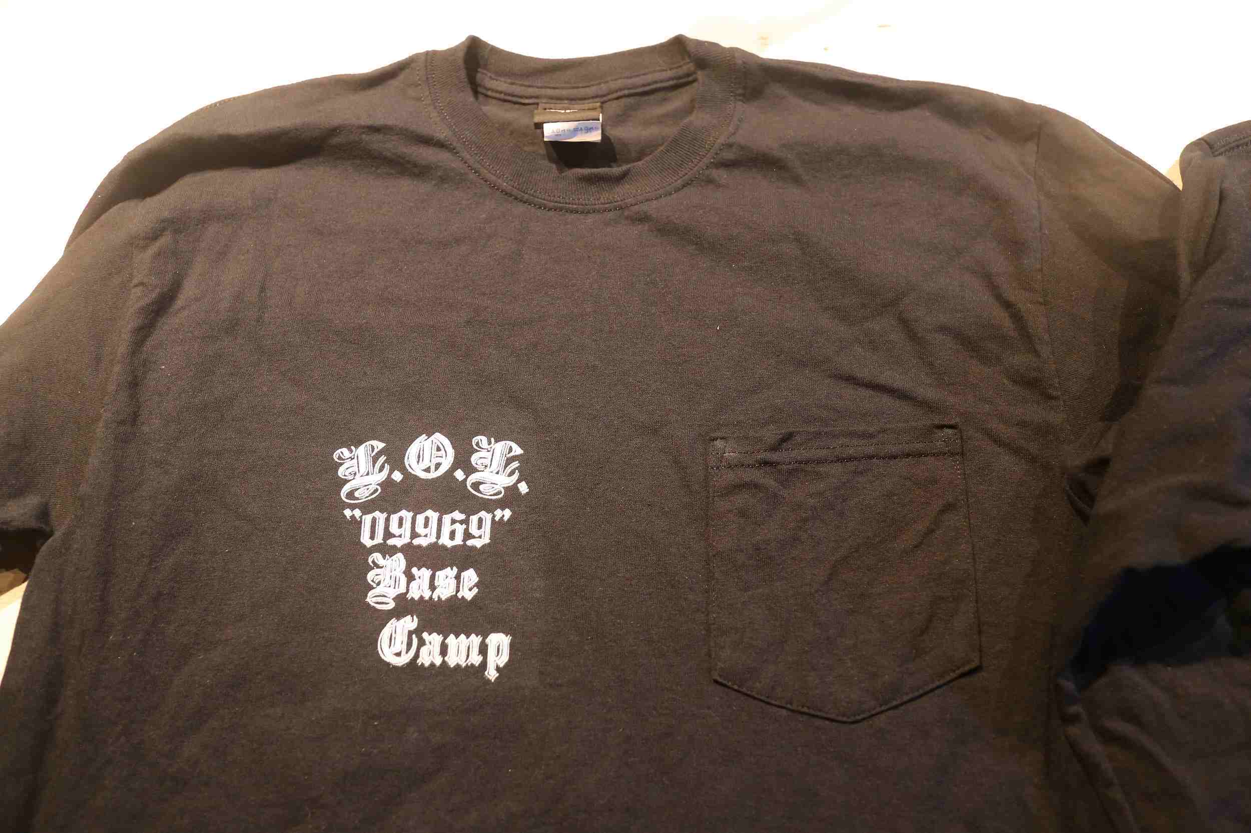 LOL “09969” Base Campロゴ入り・ブラックポケットTシャツ|黒地・左胸に白文字プリントデザイン入りTシャツ画像