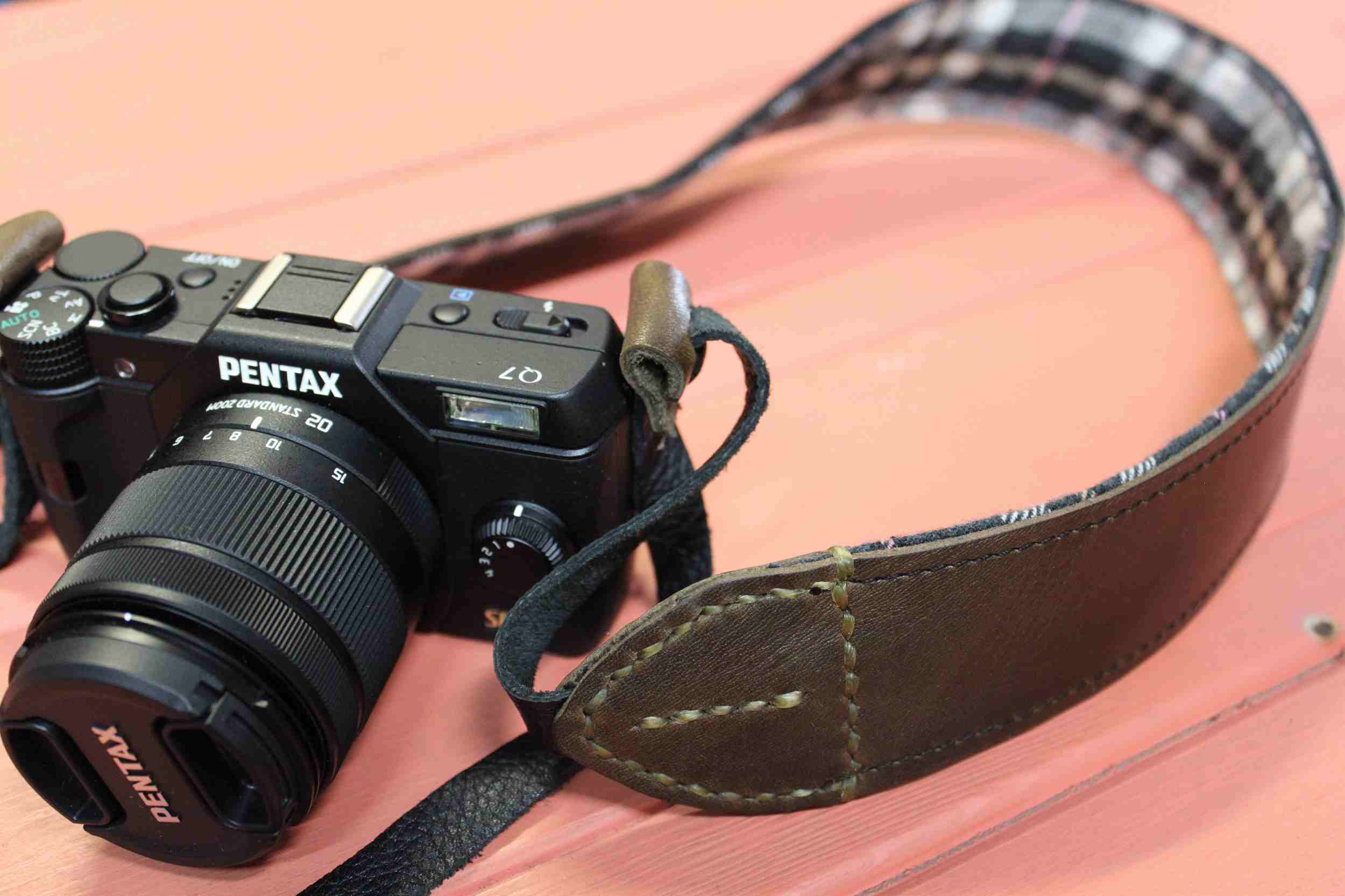 レザーカメラストラップ・ミラーレス一眼PENTAXの画像