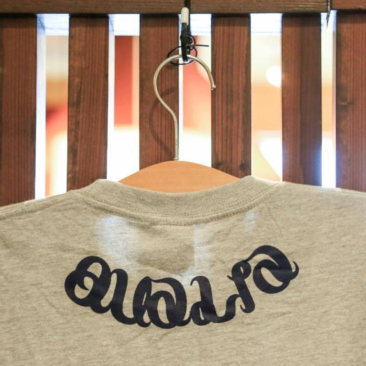 QualiaロゴをプリントしたグレーTシャツ｜プリントTシャツ