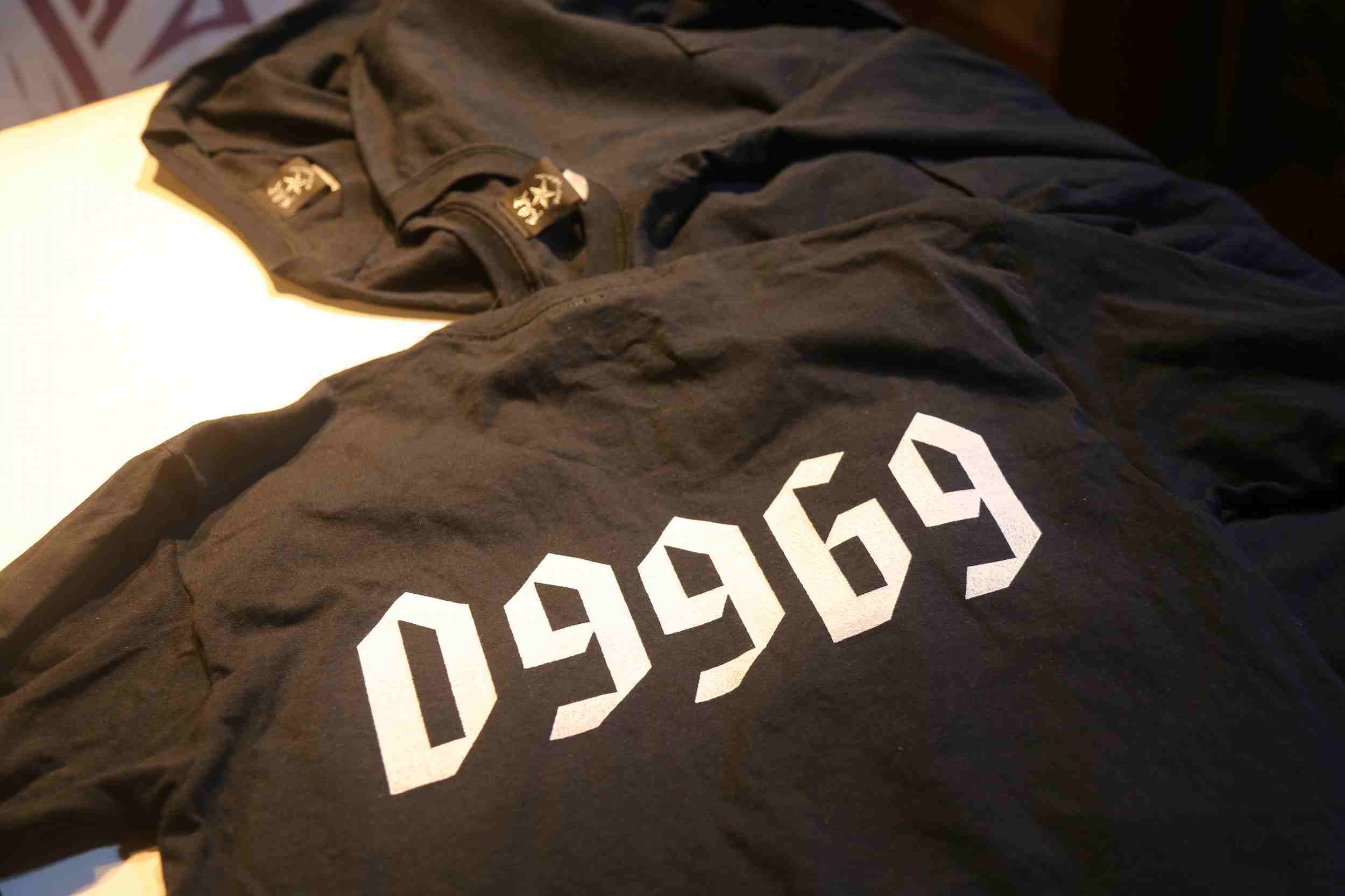LOL “09969” Base Campロゴ入り・ブラックポケットTシャツ｜黒地・左胸に白文字プリントデザイン入りTシャツ画像９
