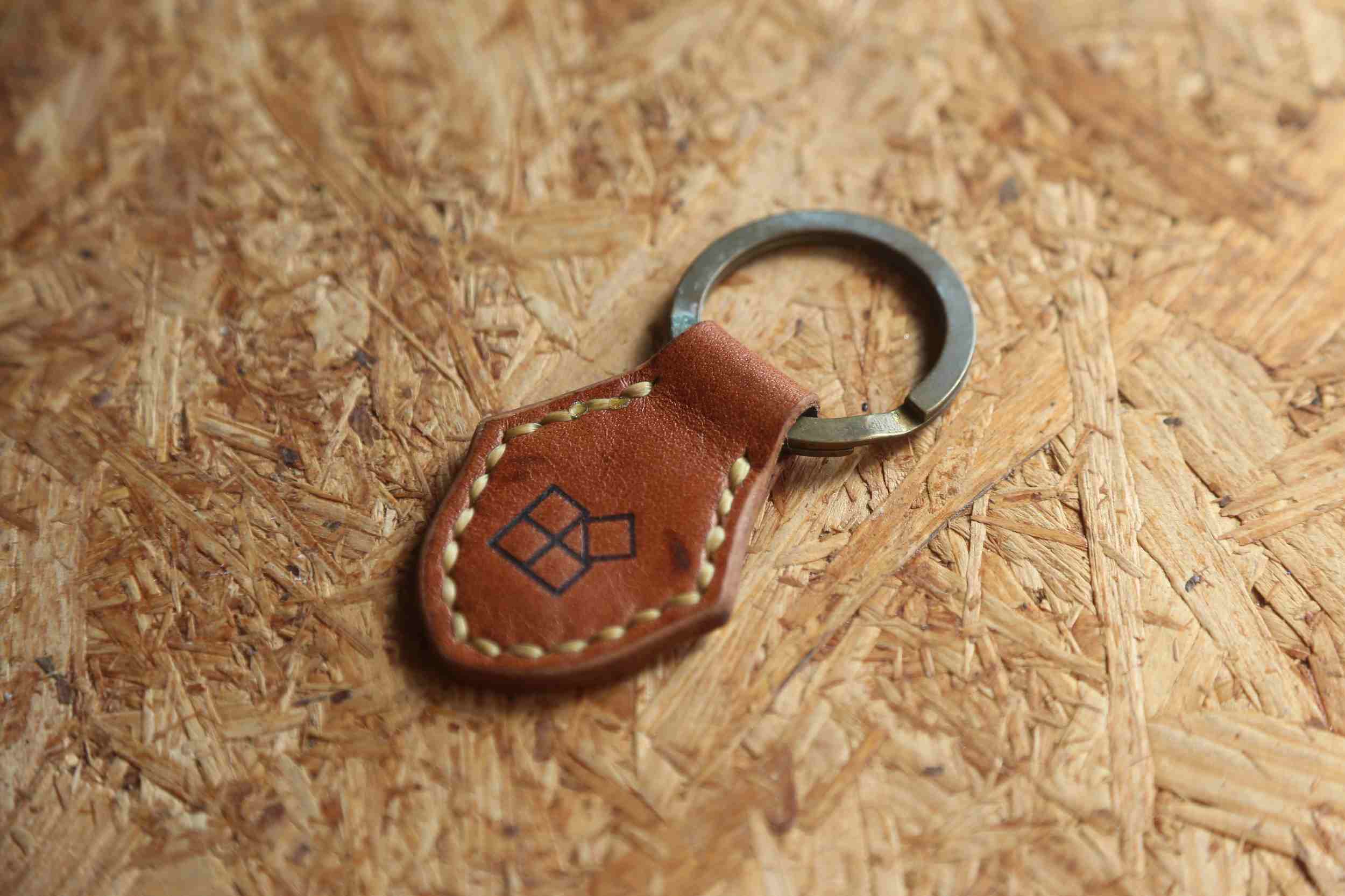 赤革のハンドメイドキーホルダー｜真鍮製リング付き・ロゴ入り本革アクセサリー画像６