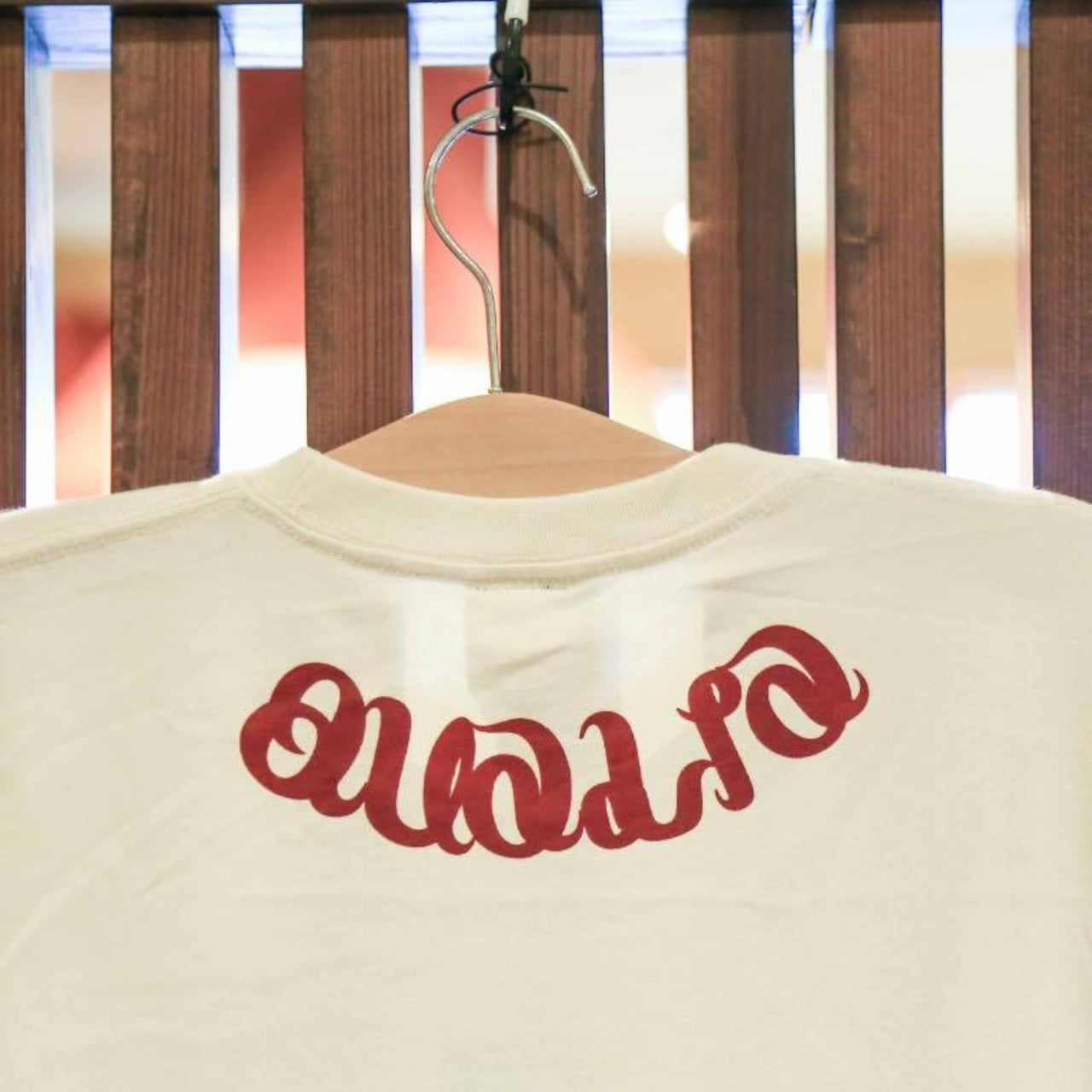QualiaロゴをプリントしたホワイトTシャツ｜赤色デザインのプリントTシャツ