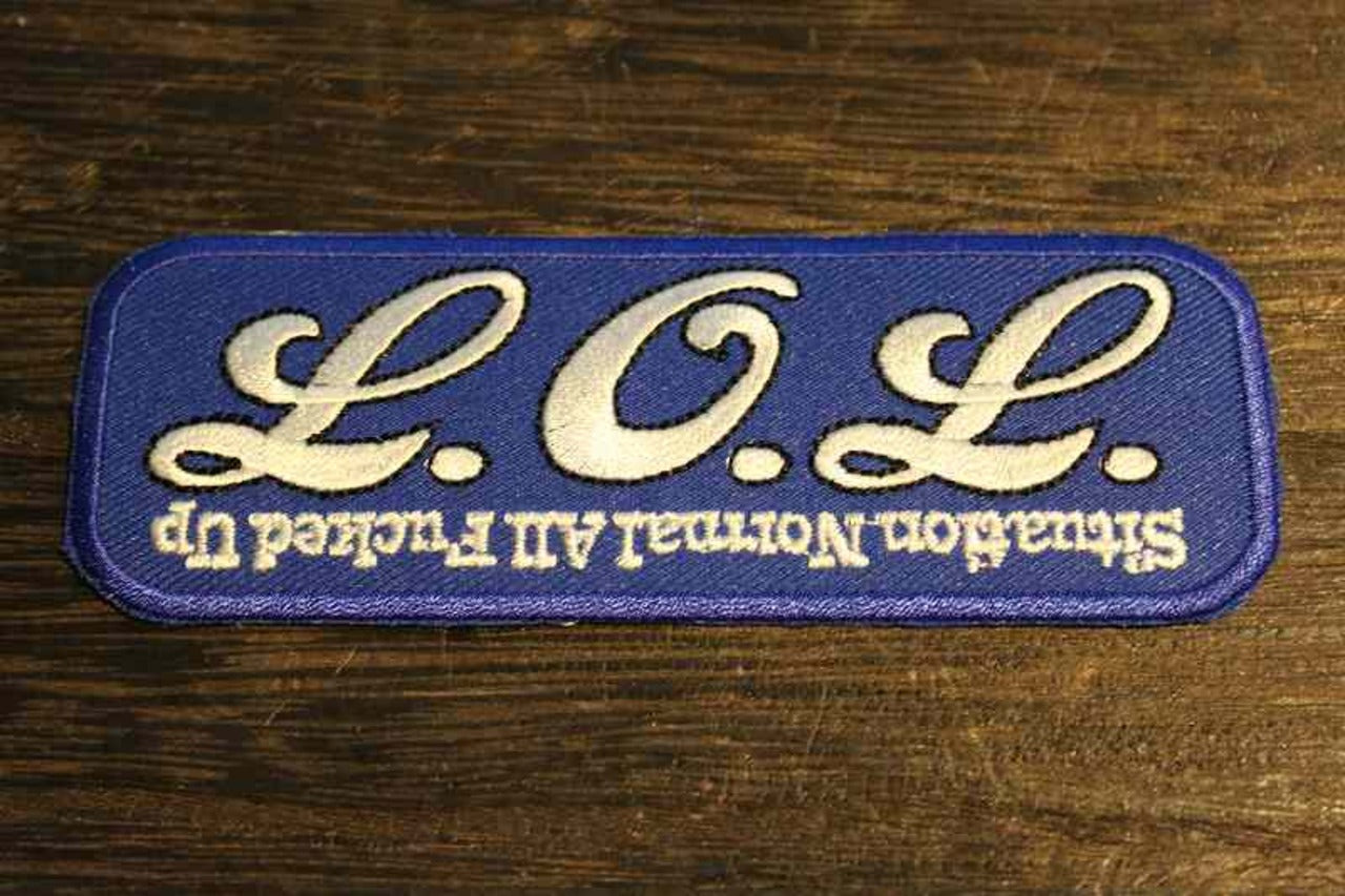「L.O.L.」の刺繍パッチの画像。青い布地に白い糸で「L.O.L.」と大きくデザインされ、下部には逆さ文字で「Situation Normal All Fucked Up」と刺繍されたジョーク風ワッペンの画像1