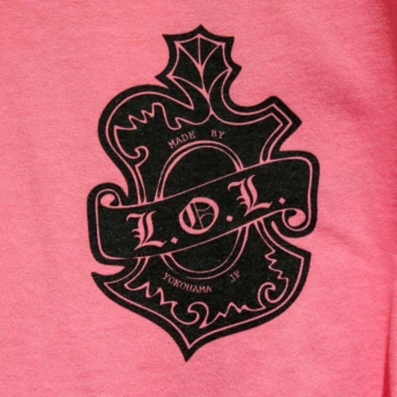 LOLロゴ入りピンクTシャツ｜ストリート系ファッション・半袖・ビビッドカラー・カジュアルウェア２