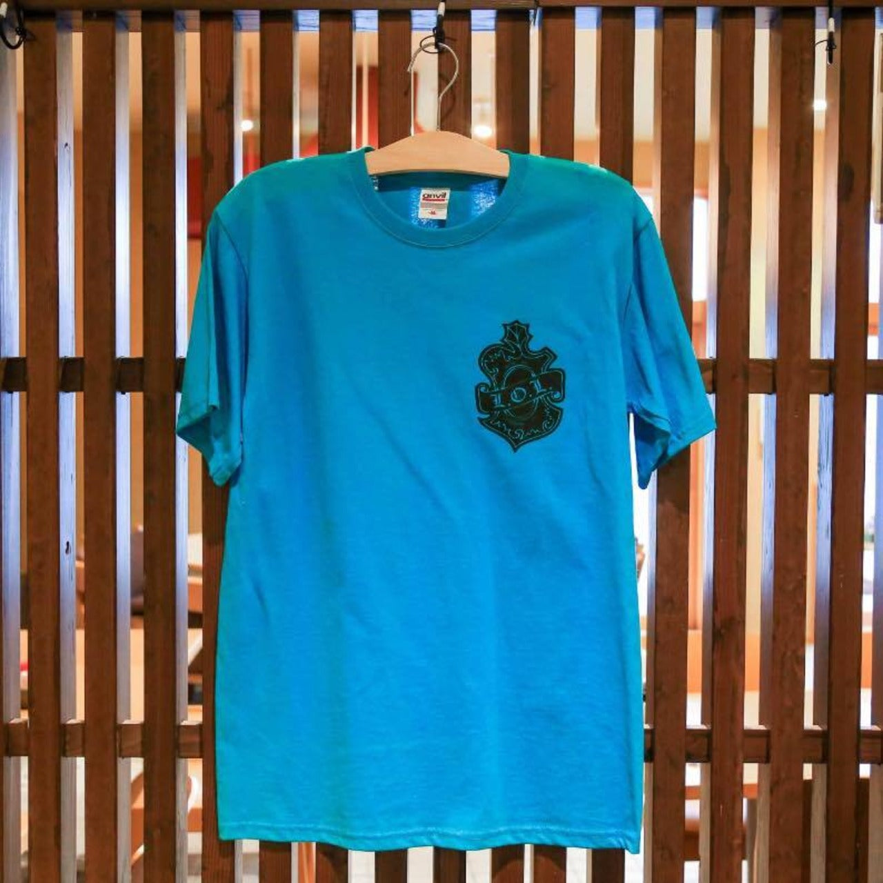 LOLロゴ入り青Tシャツ｜ストリート系ファッション・半袖・ビビッドカラー・カジュアルウェア