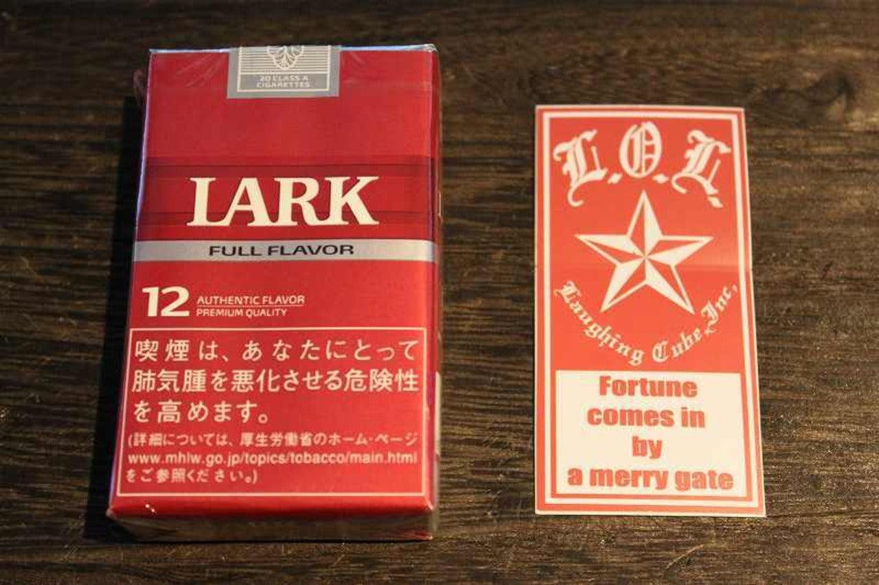 L.O.L.のロゴと星マーク、「Fortune comes in by a merry gate」の英語メッセージがデザインされた赤地の縦長ステッカー画像